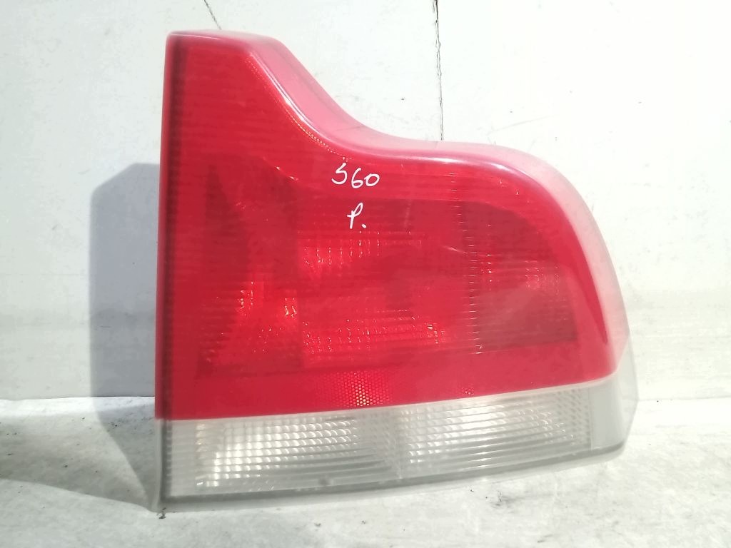 Volvo S60 and light right rear part rear