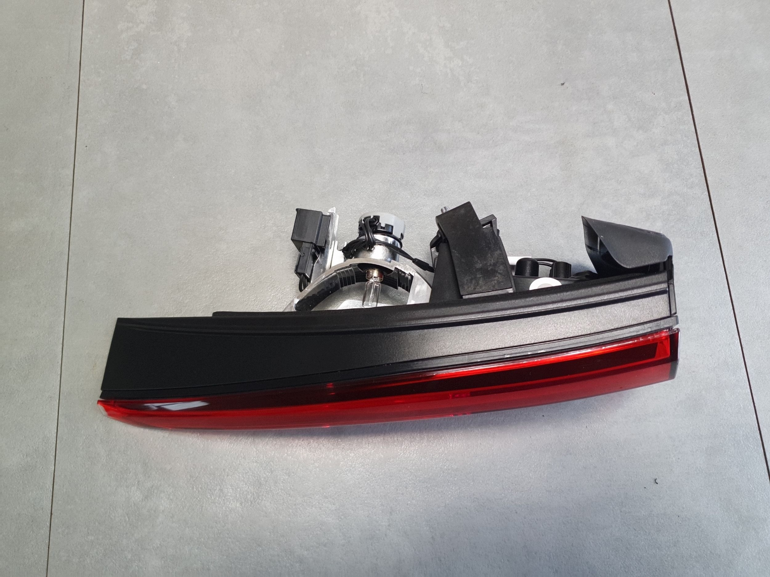 Audi A3 8Y hb light rear w klapie left 8Y0945075