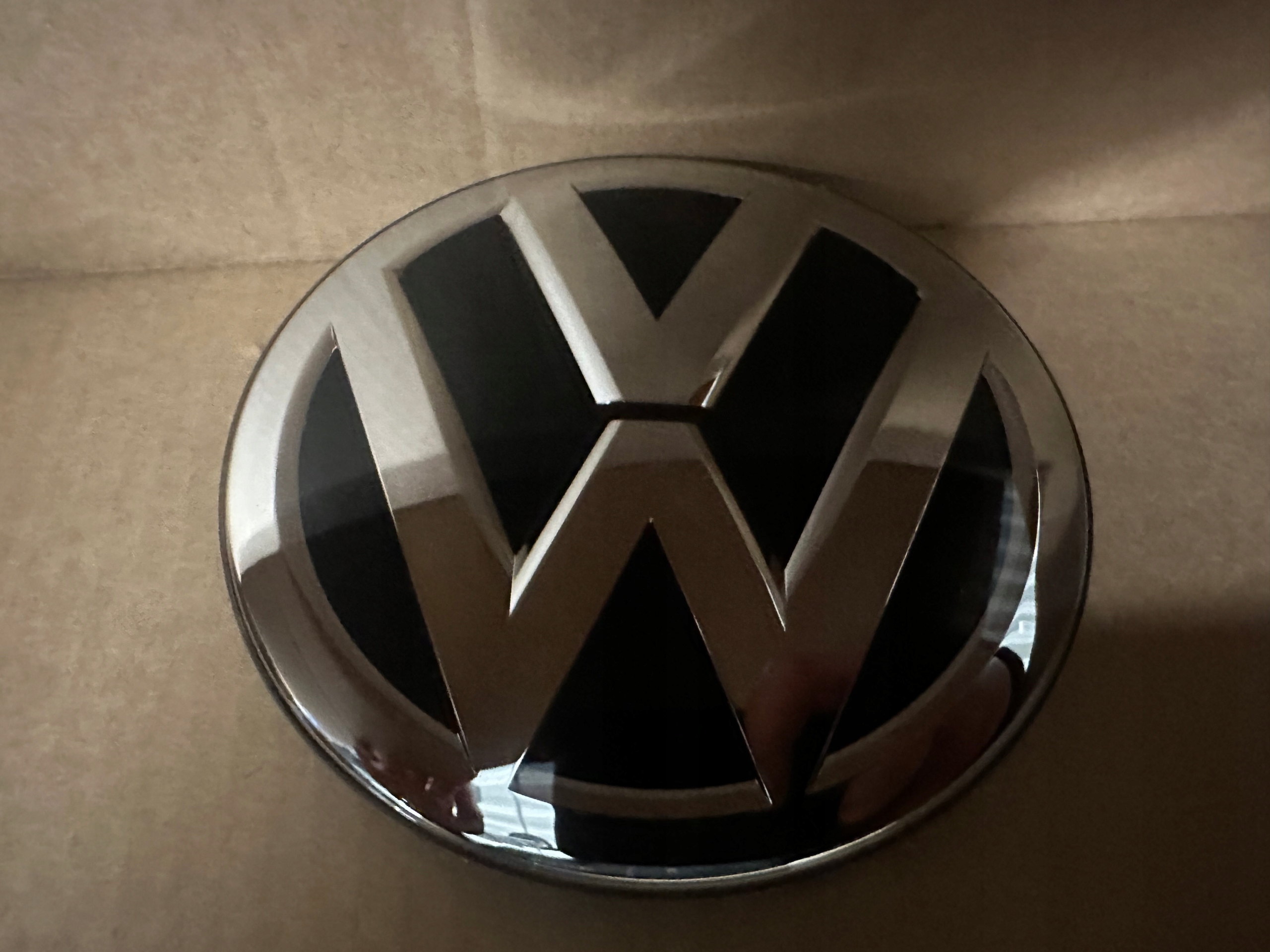 VW PASSAT B8 ARTEON POD RADAR EMBLEMAT 3G0853601A.....