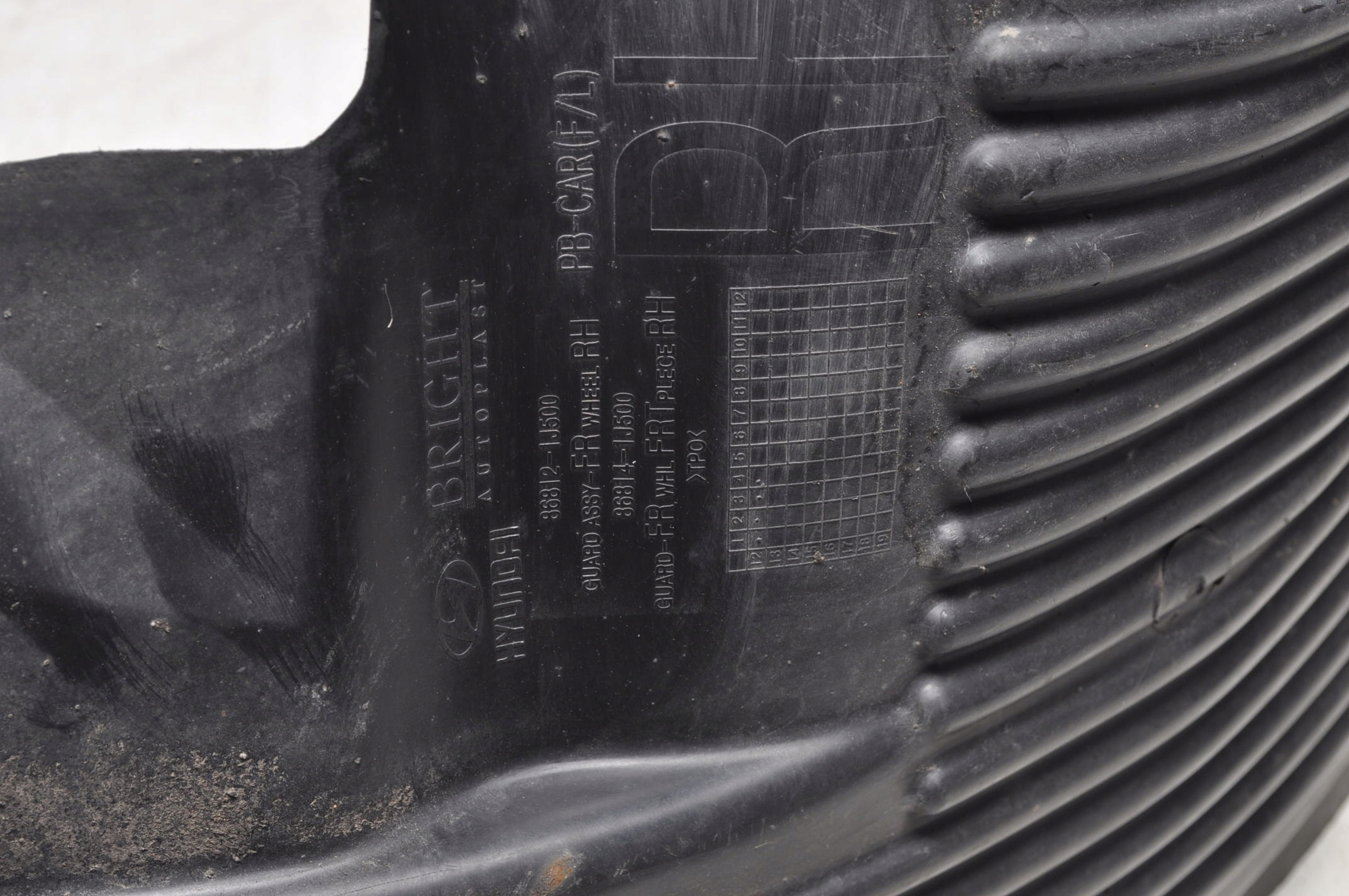 HYUNDAI I20 mudguard front front right 86812-1J500 LIFT