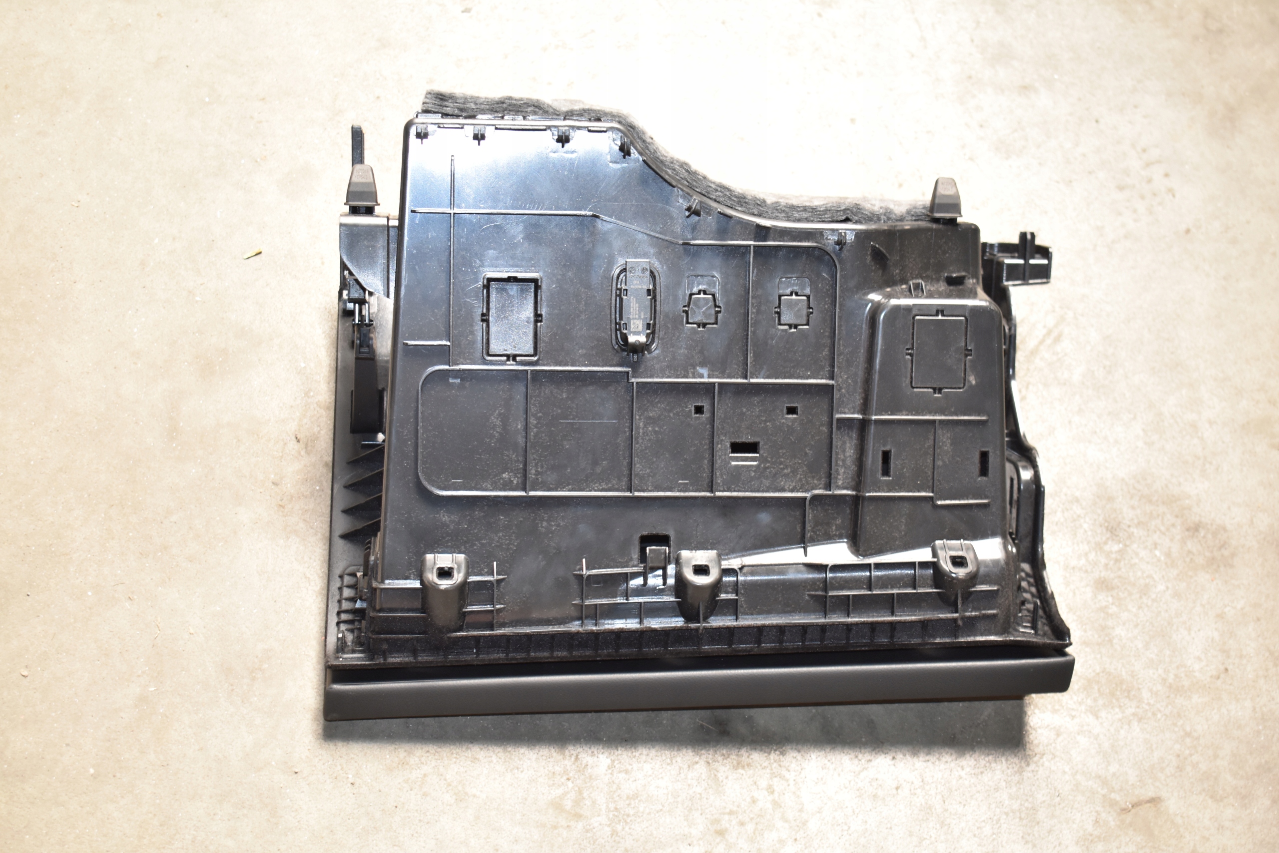 Handschuhfach des Beifahrers schwarzer MERCEDES W214 1
