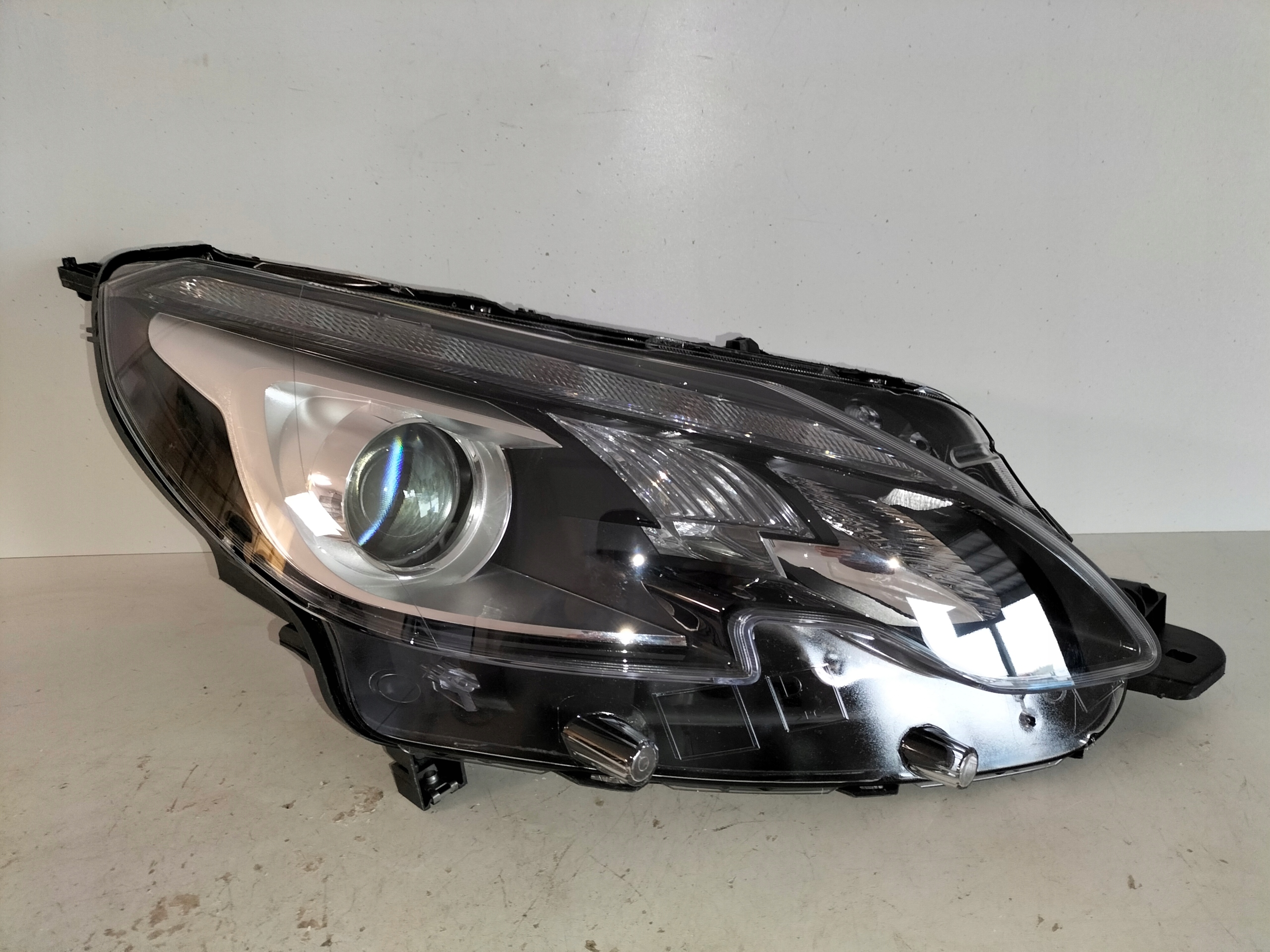 light front reflektor right PEUGEOT 2008 and LIFT 16-19