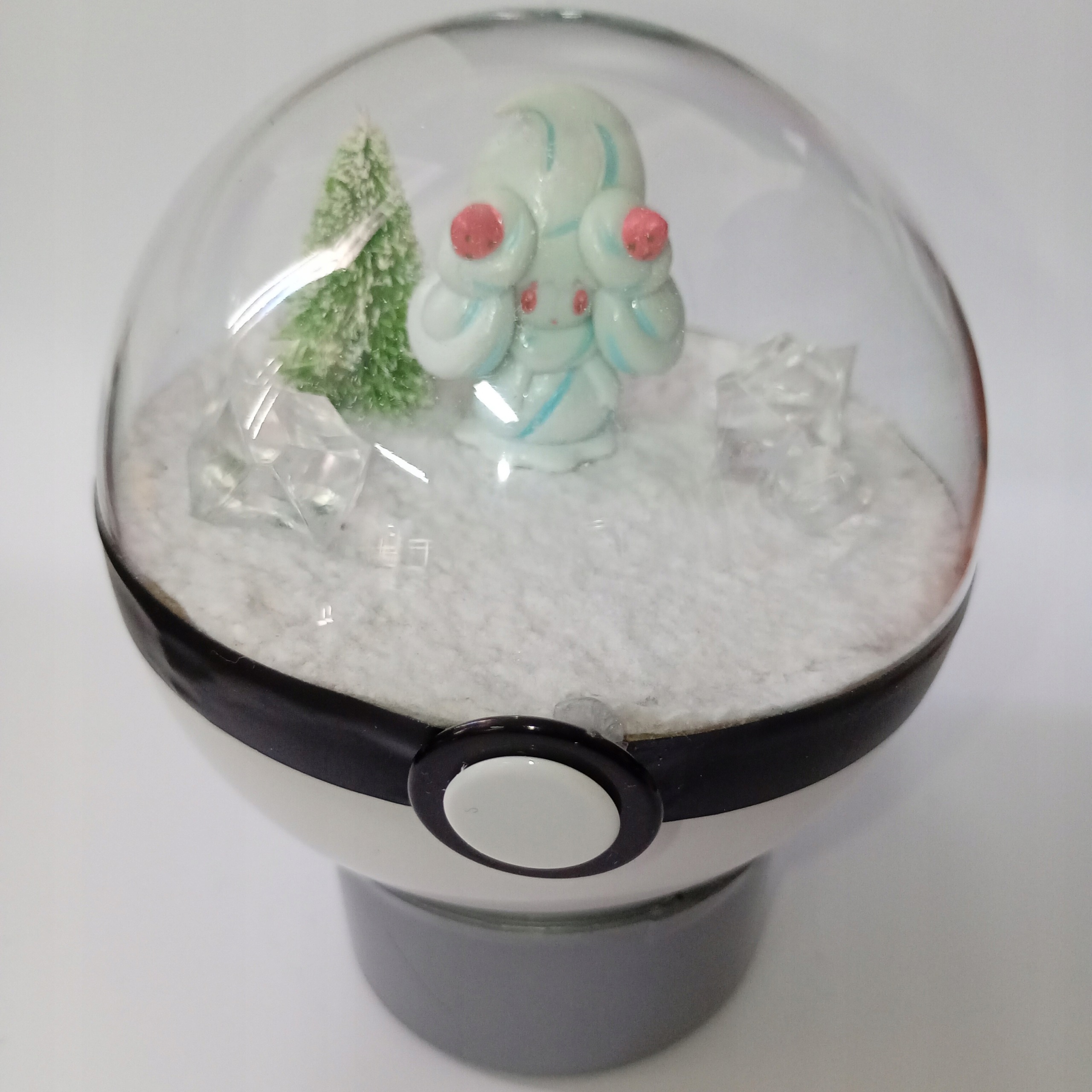 Alcremie – Pokeball Terárium, Unikátní Ručně Vyráběné Diorama Pokémon, 10 CM