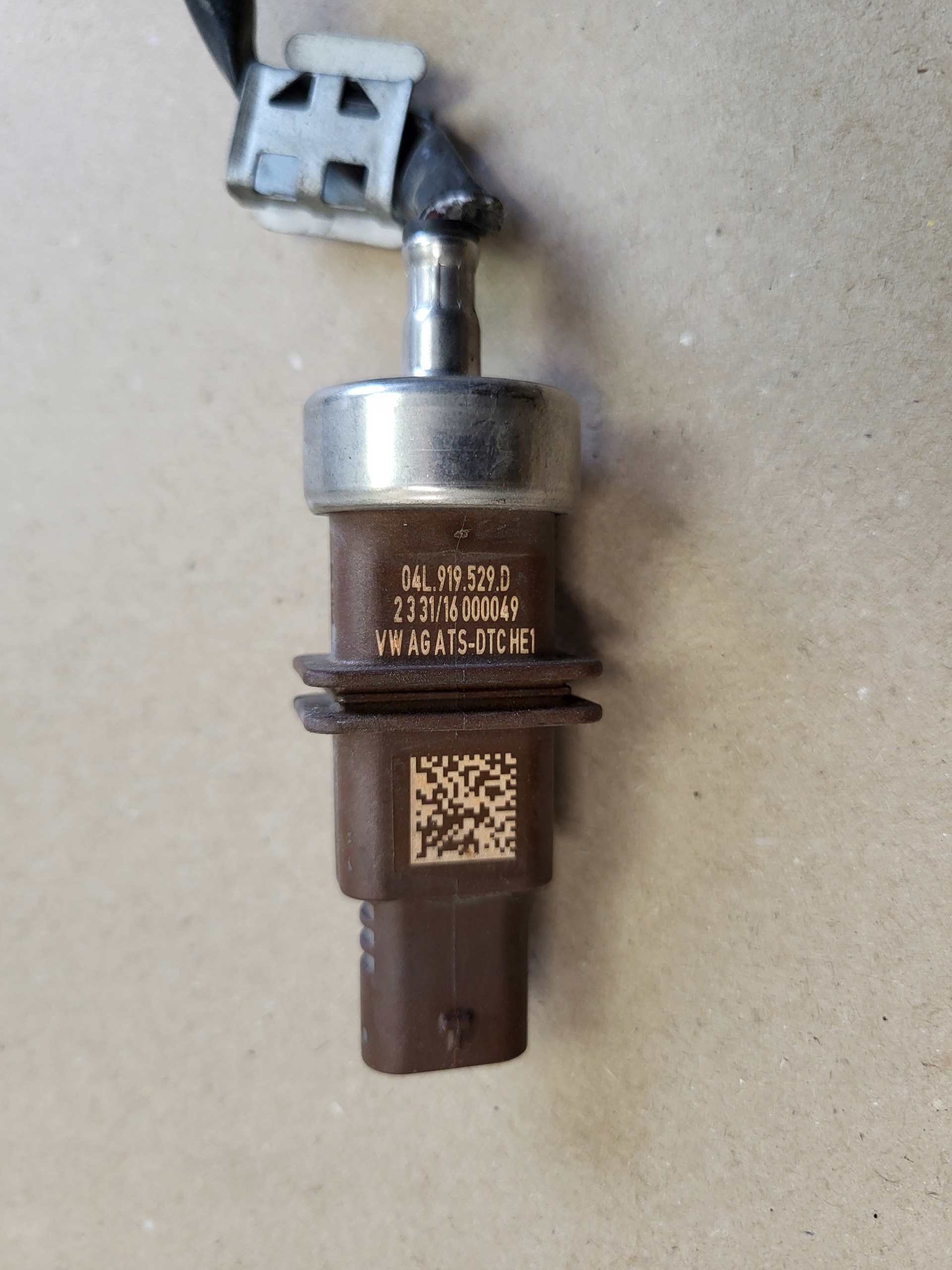 Sensor TEMPERATURY Gase AUDI VW SEAT SKODA 2.0 D 04L919529D OE EU