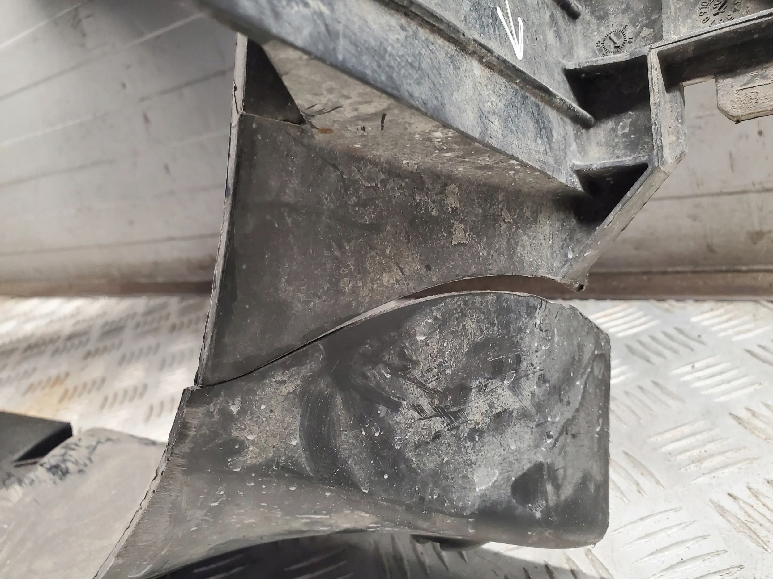 Dodge RAM 2012 с спереди впуск / канал воздушный интеркулера