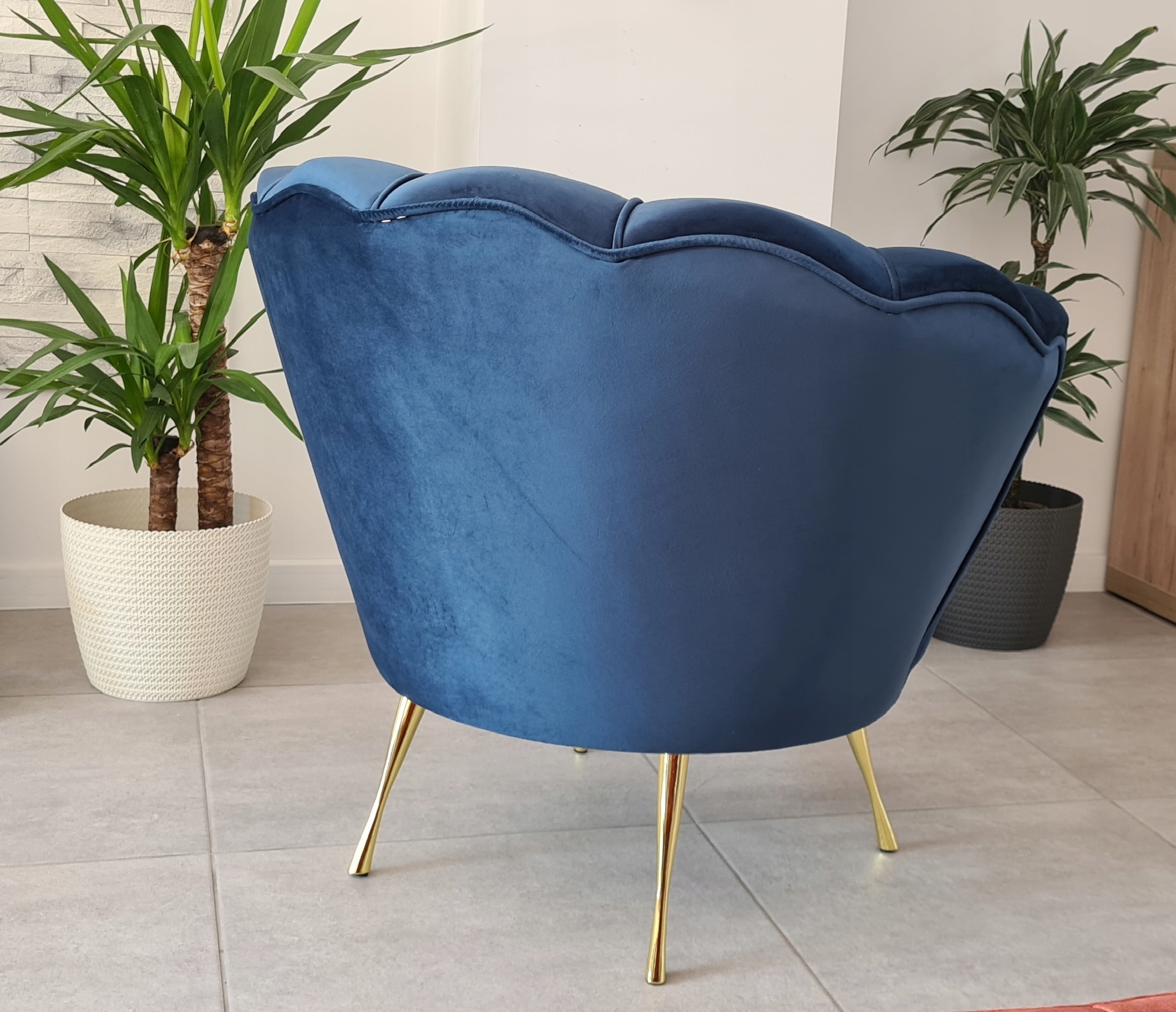 Fotel muszelka Glamour + podnóżek PLAMOODPORNY Marka Monedero