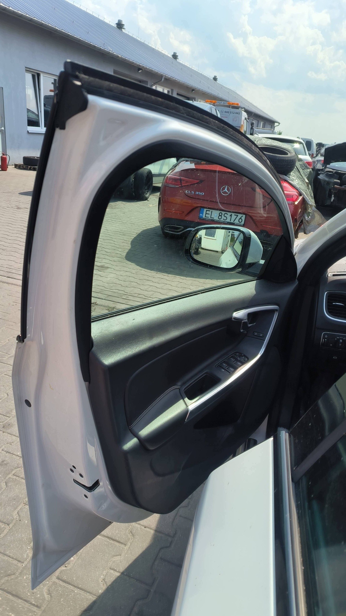 door left front ICE WHITE VOLVO V60 and LIFT