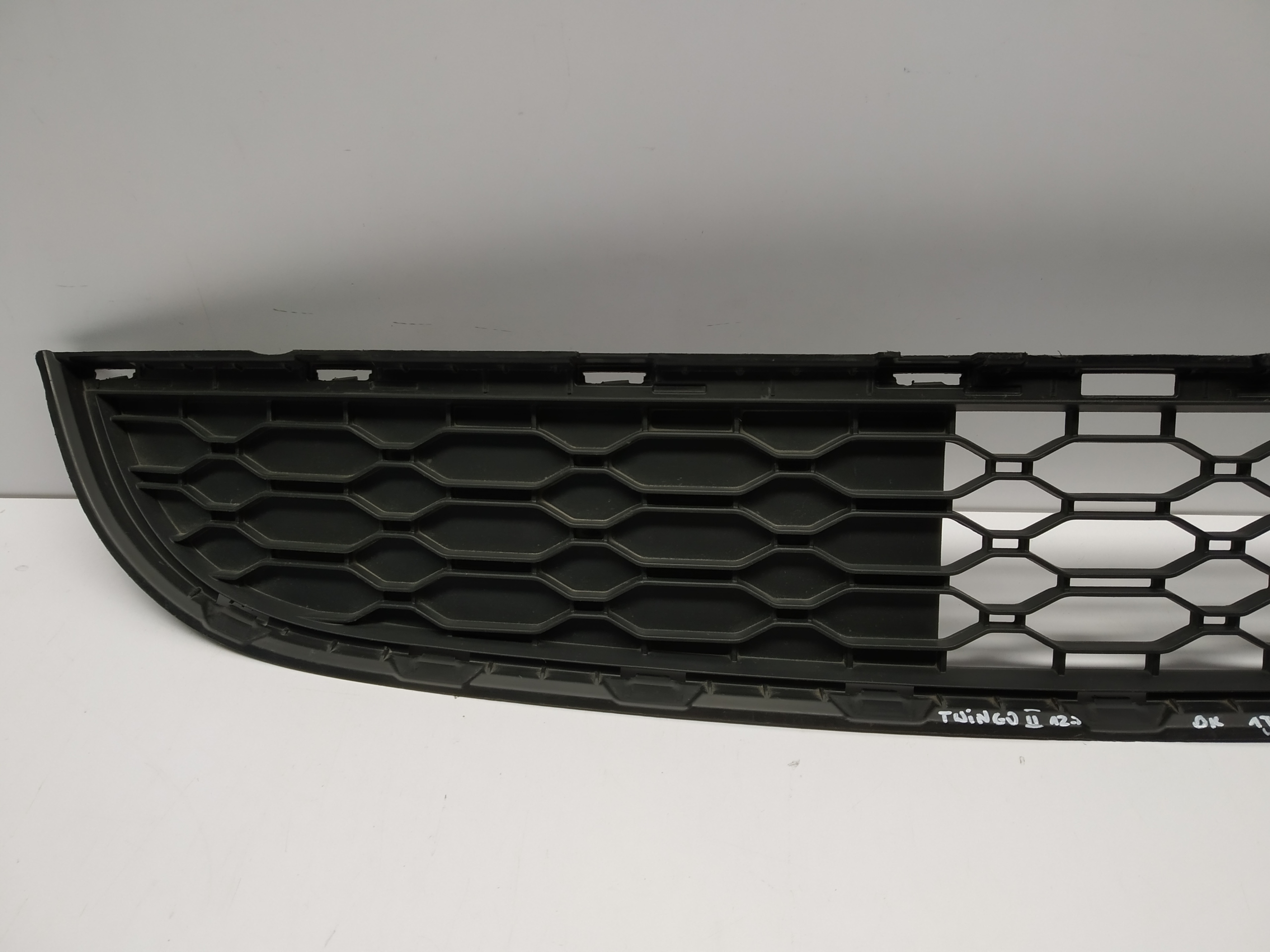 12+ Twingo II lift grid central of a bumper front
