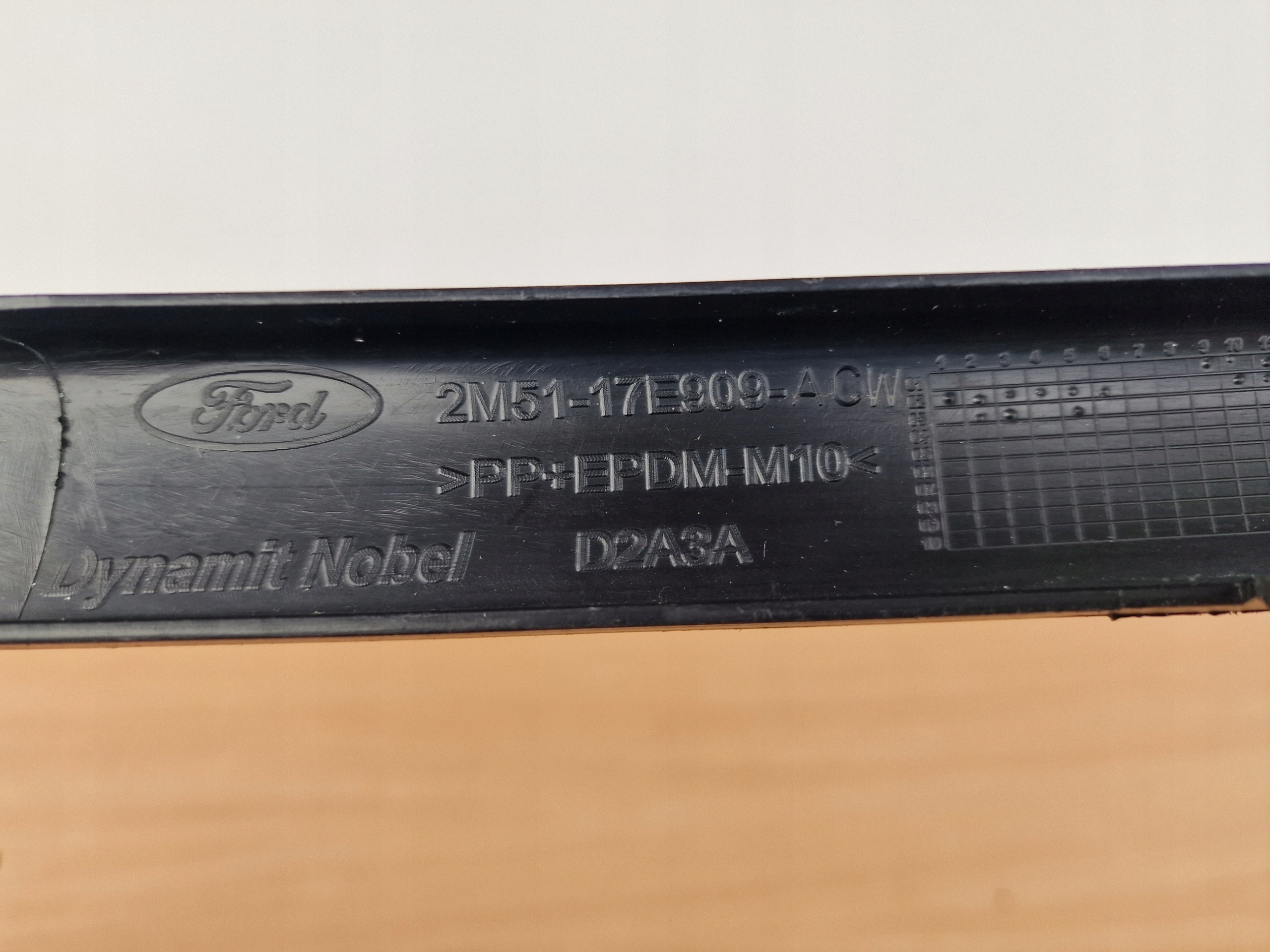 FORD FOCUS MK1 FL LIFT levá lišta nárazníku předek