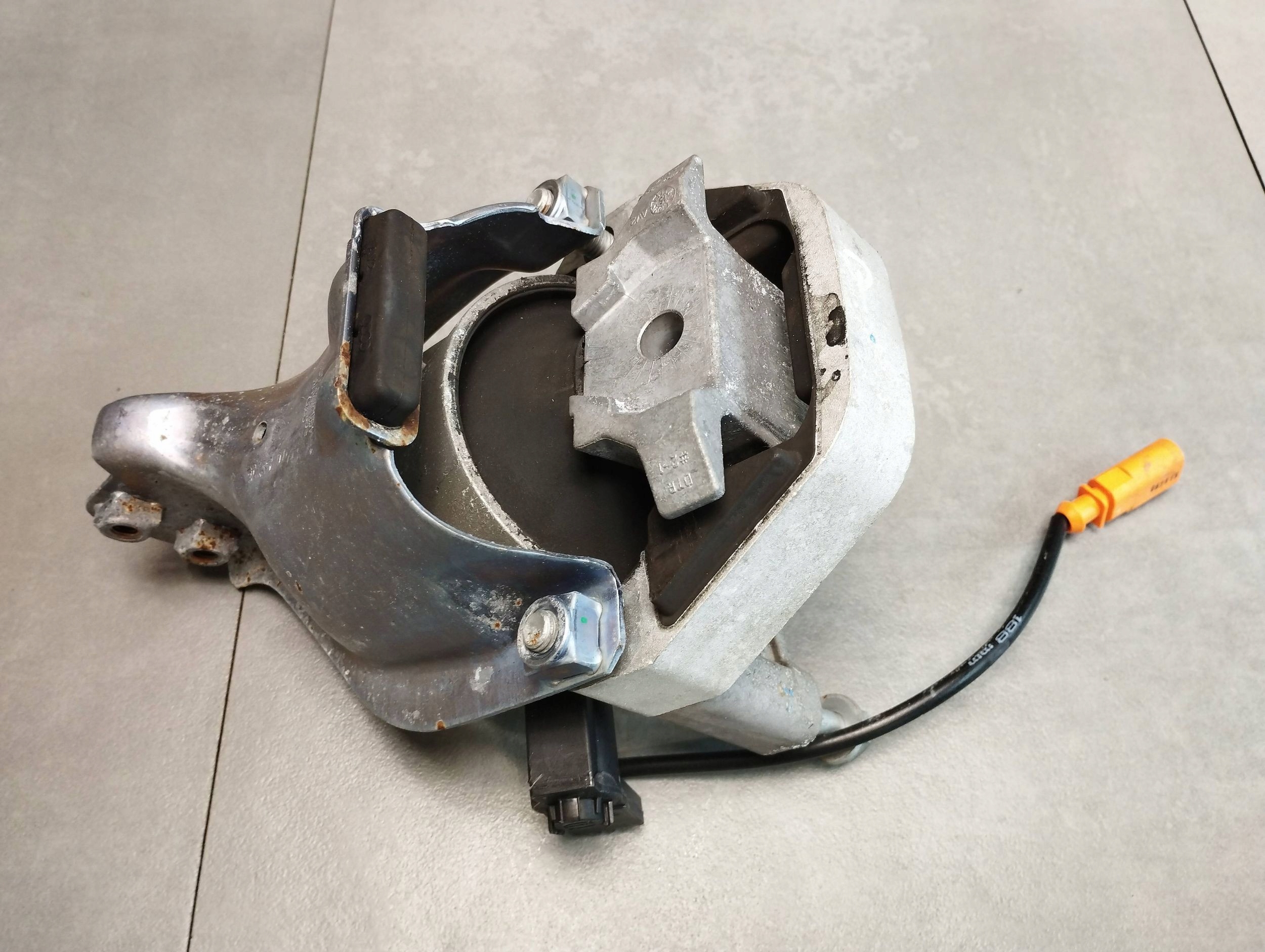 Audi A7 4G 2016 3.0 TDI engine mount 4G0199381LH