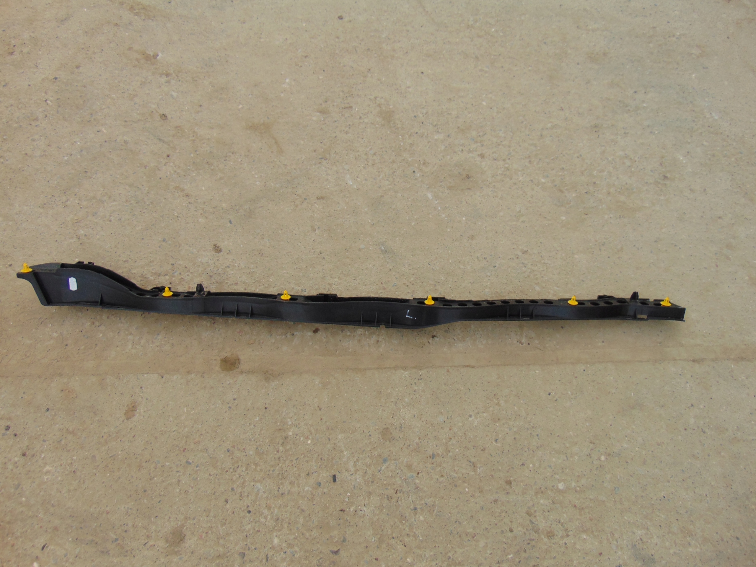 AV11-R13221-A - НАКЛАДКА НА ПОРОГ ЛЕВЫЙ ЛОТОК ДЛЯ КАБЕЛЕЙ FORD B-MAX