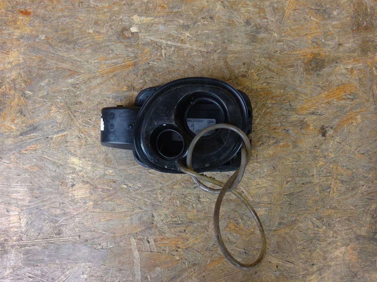 AUDI A4 B8 8K 2.0 TDI KLAPKA WLEWU PALIWA ADBLUE LX5R 8K0010508CS Typ samochodu Samochody osobowe