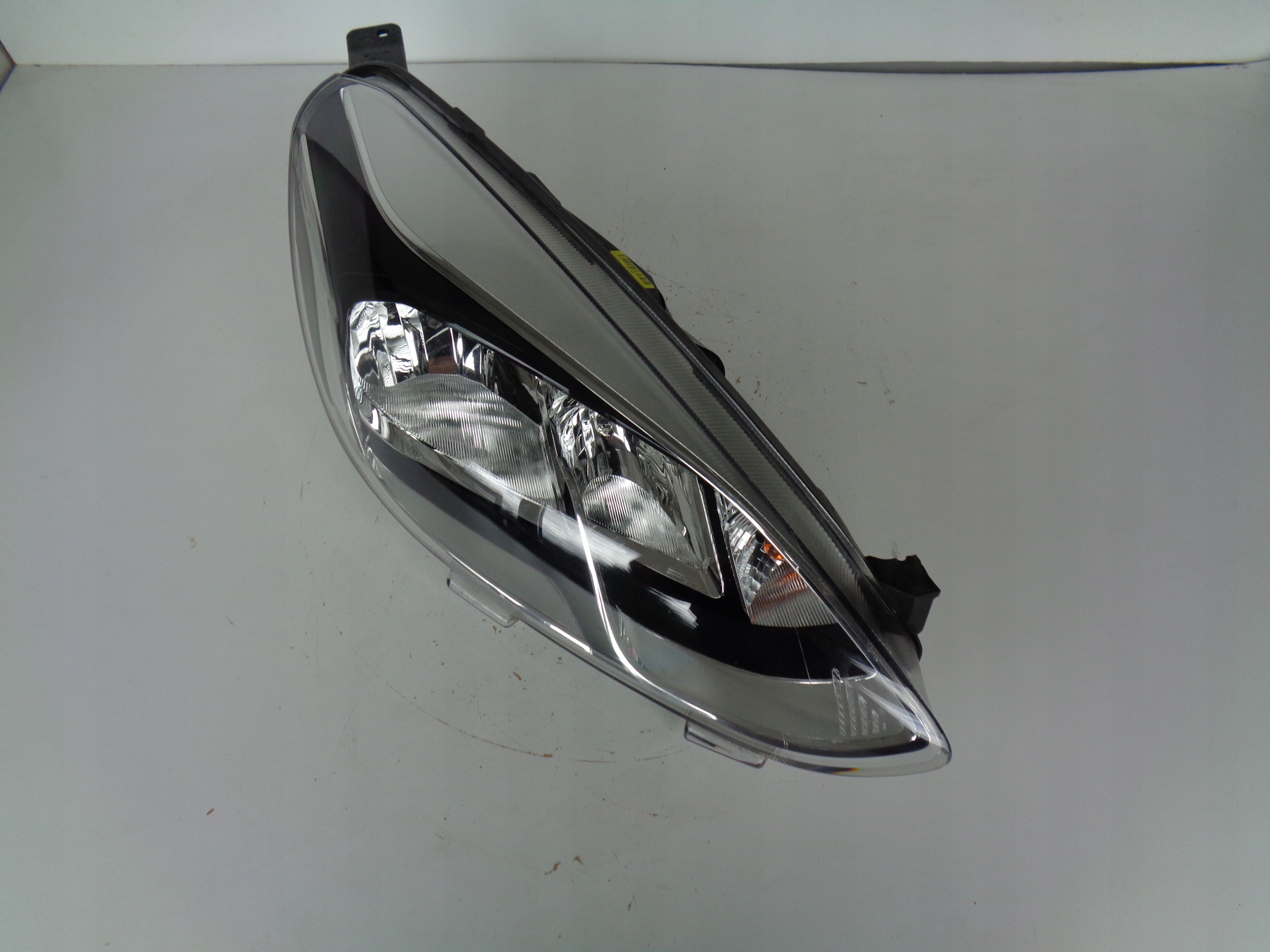 light right REFLEKTOR FORD FIESTA MK8 17