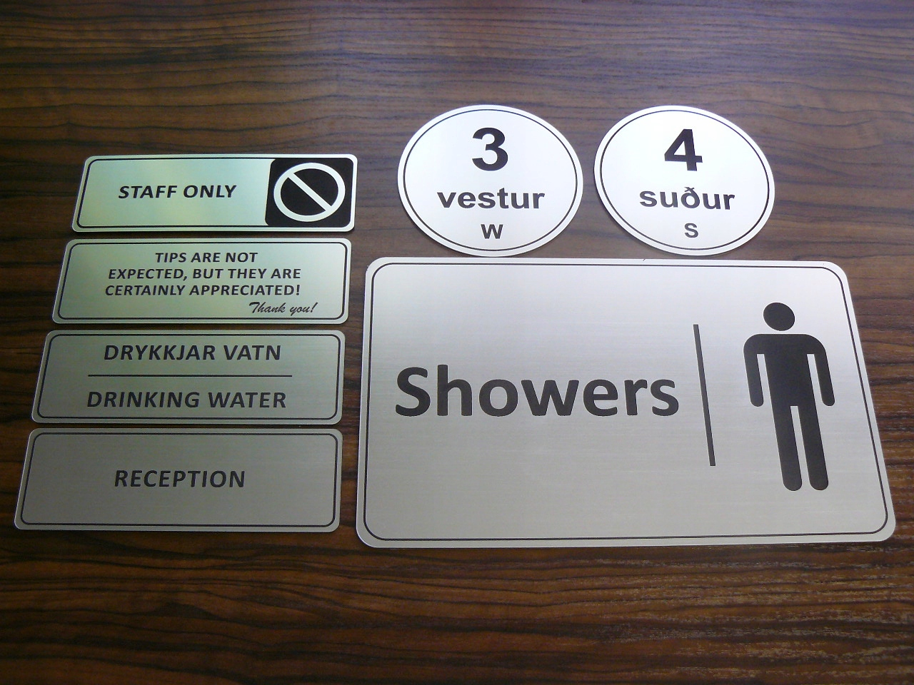 tabliczki srebrne grawerowane na wymiar drzwi Marka bez marki