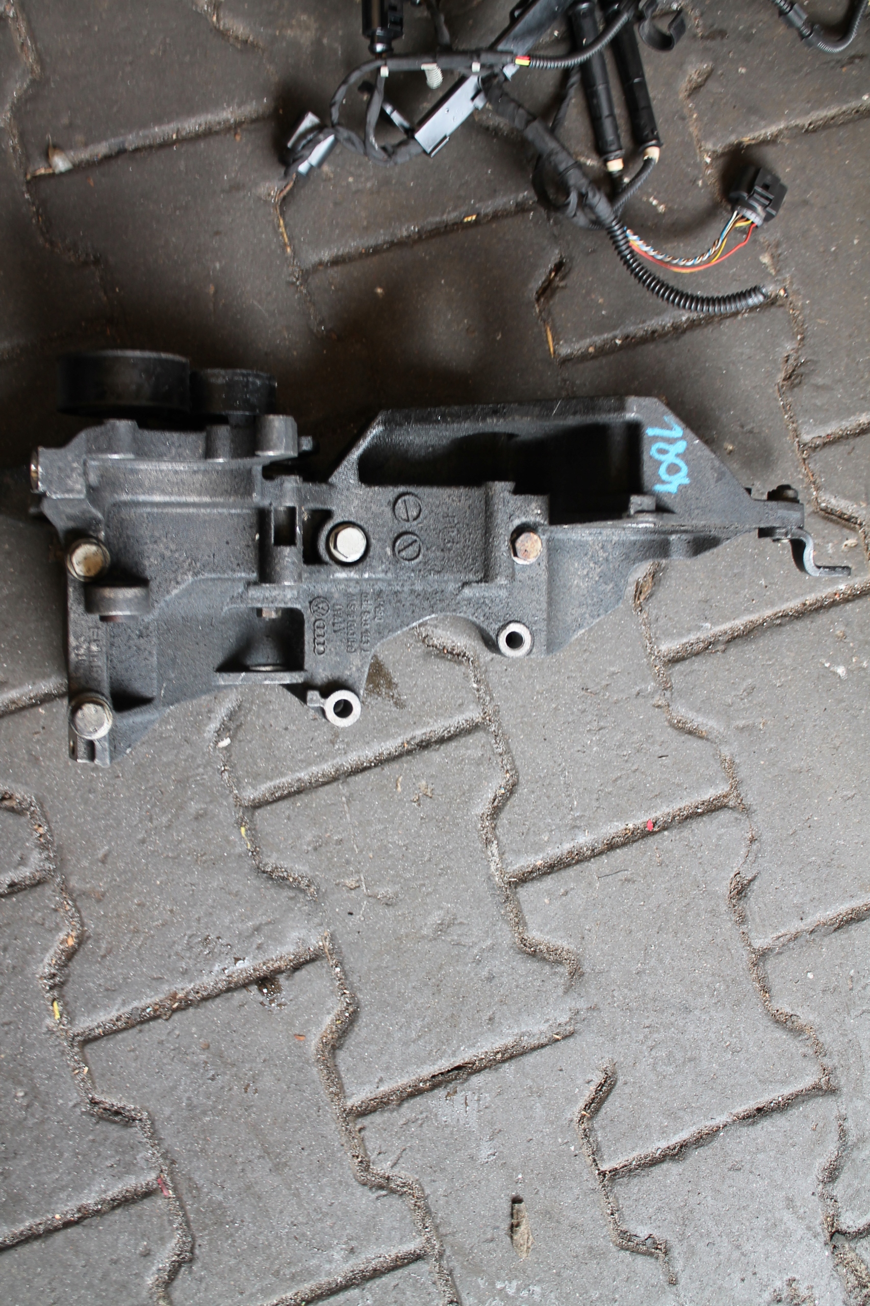 1804. support alternator VW AUDI 03L503143J