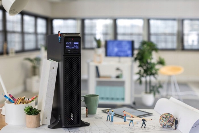 APC Smart-UPS SRT 2200VA 230V Głębokość 584 mm