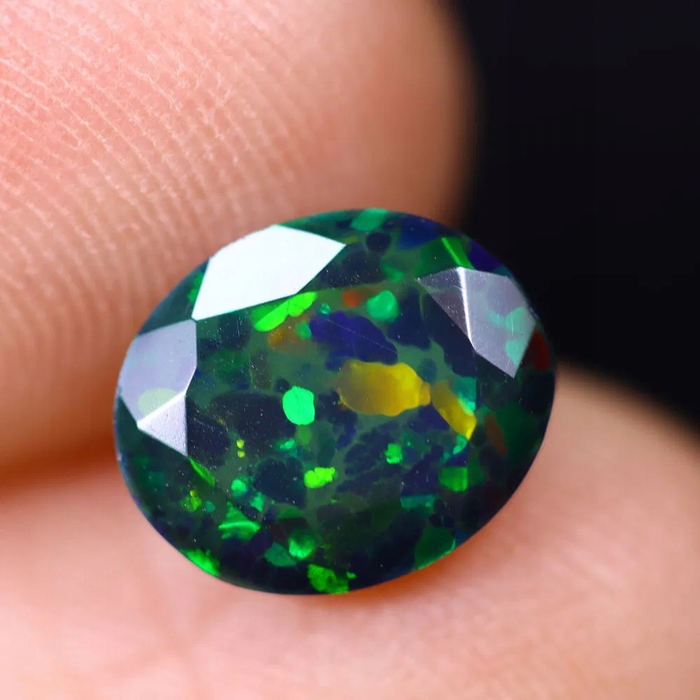 Přírodní opál černý 1.25 ct Ovál Etiopie certifikát Wbd