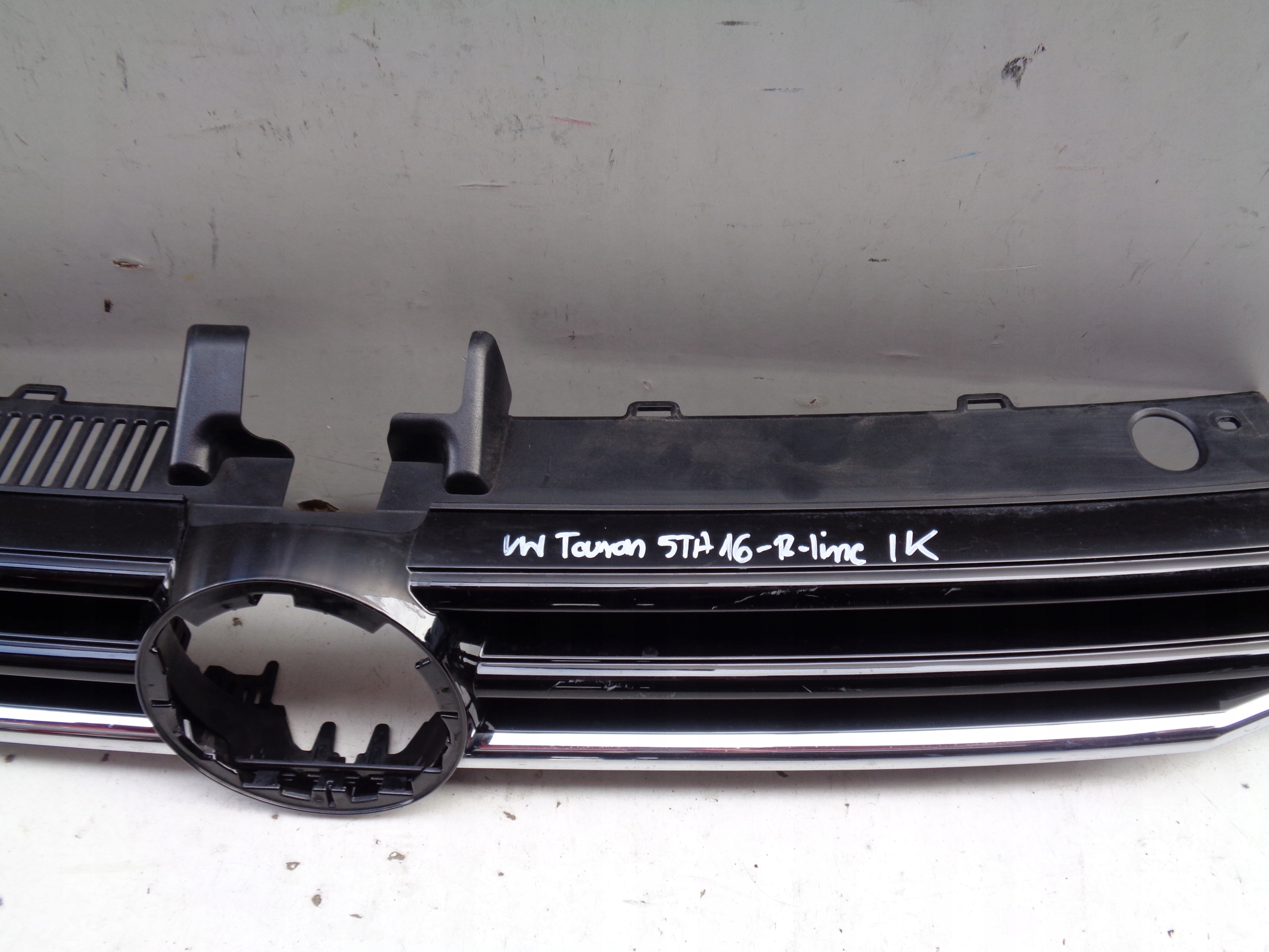 Grille VW TOURAN 5TA 16