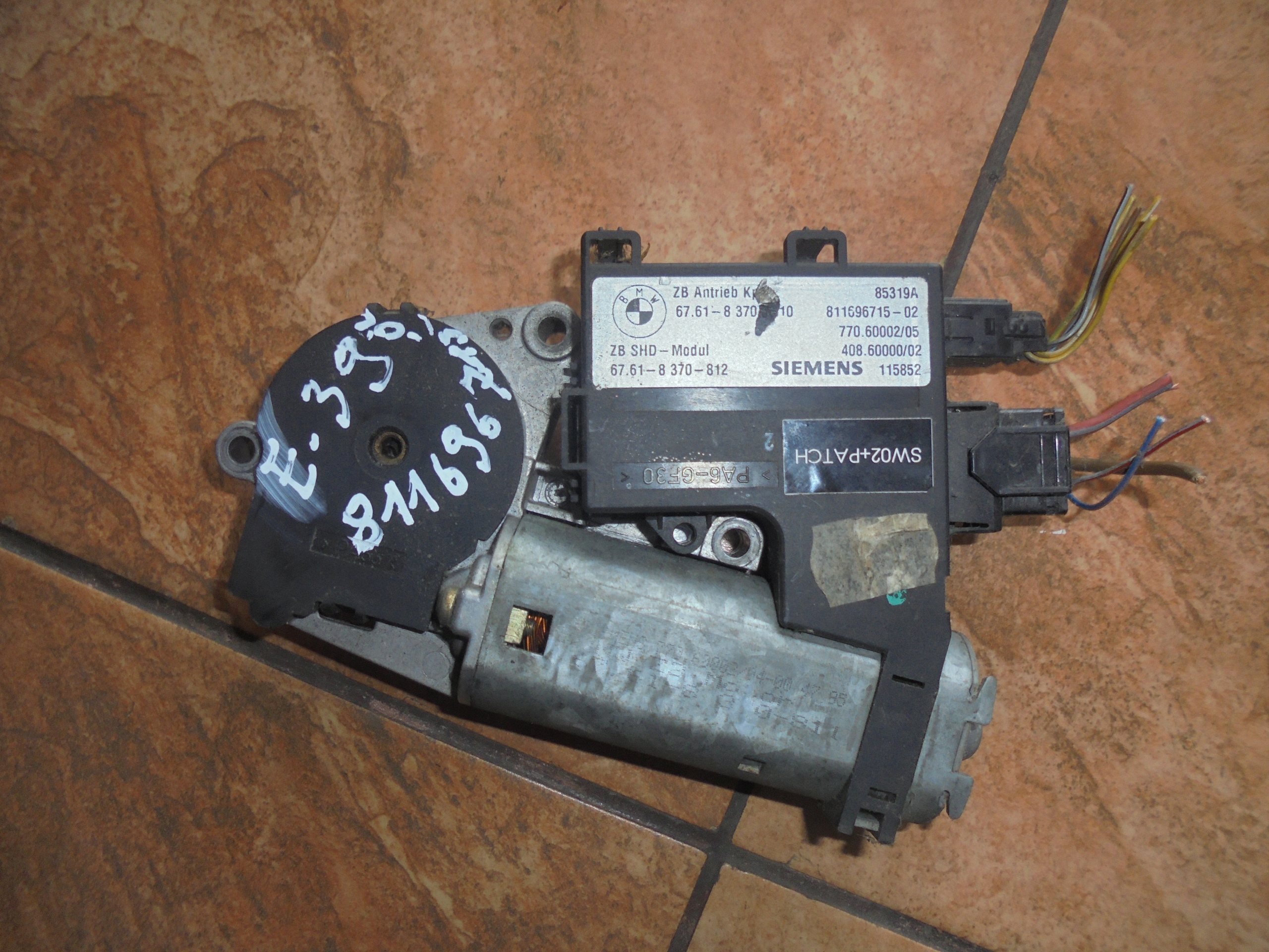 SILNICZEK SZYBERDACHU BMW E39 811696715