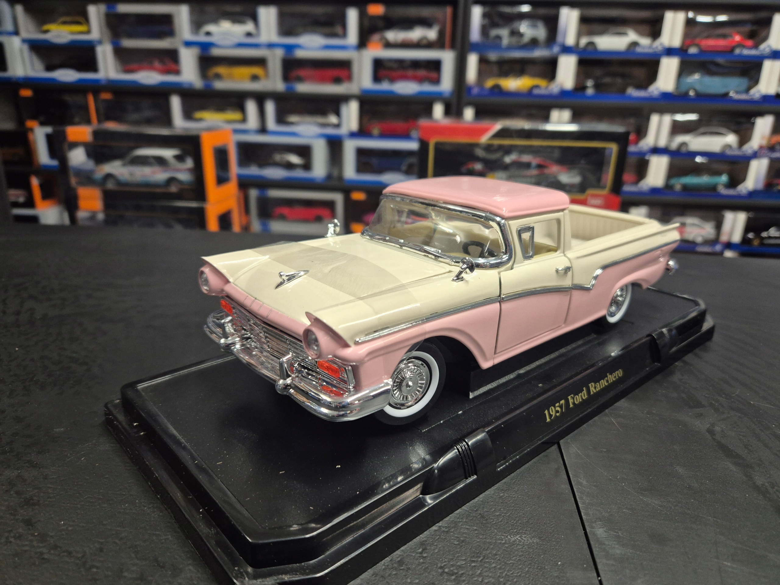 FORD RANCHERO 1957 1/18 ROAD SIGNATURE LDC 92208 Marka bez marki