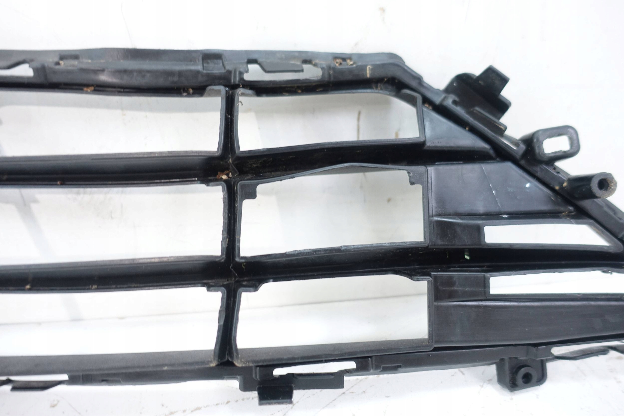 grille grid of a bumper front VOLVO XC60 II 2 2017- 32296070