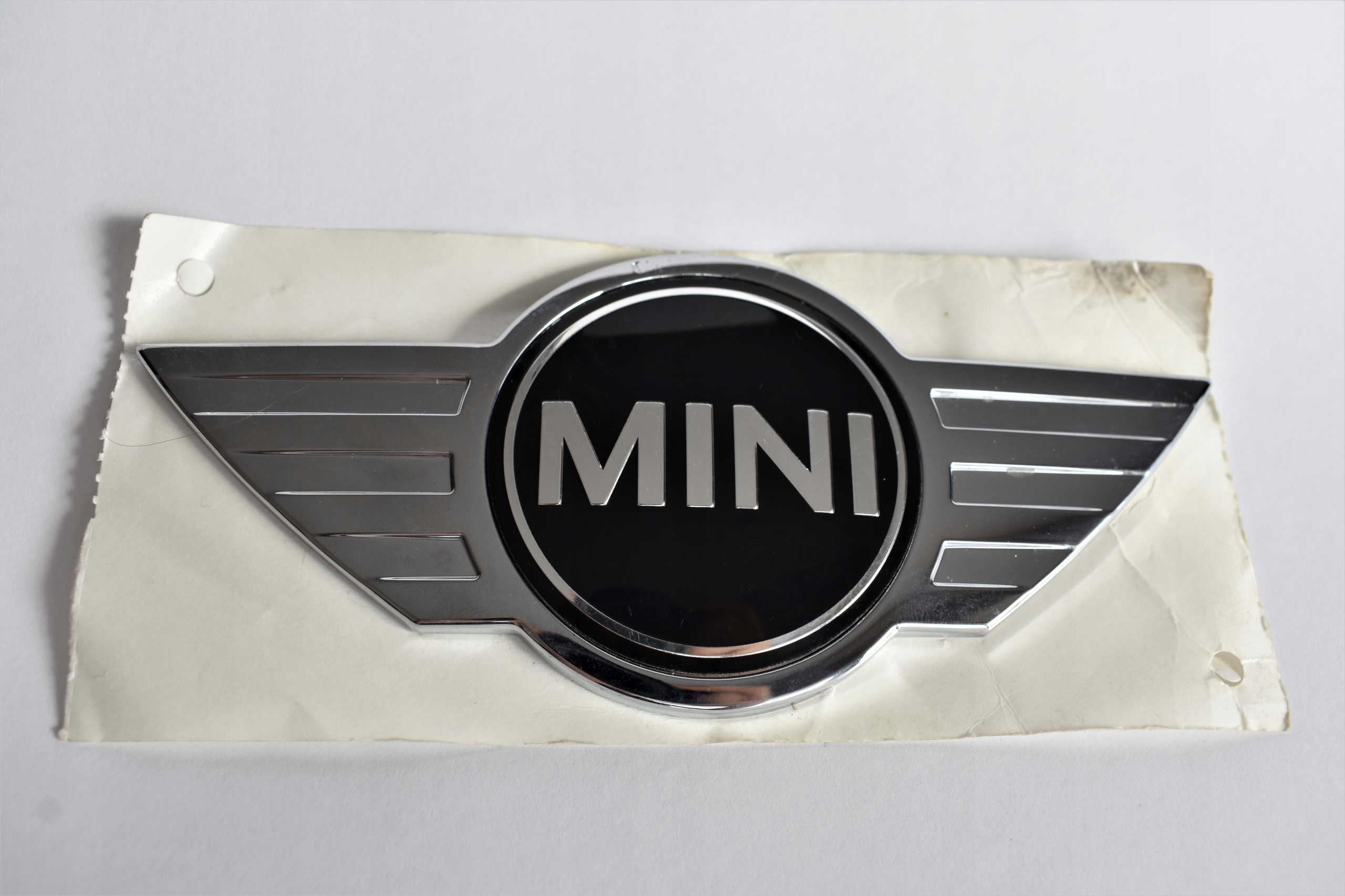 Emblemat znaczek MINI COOPER R55 R55N R56 R56N R57 R57N R58 R59 przód