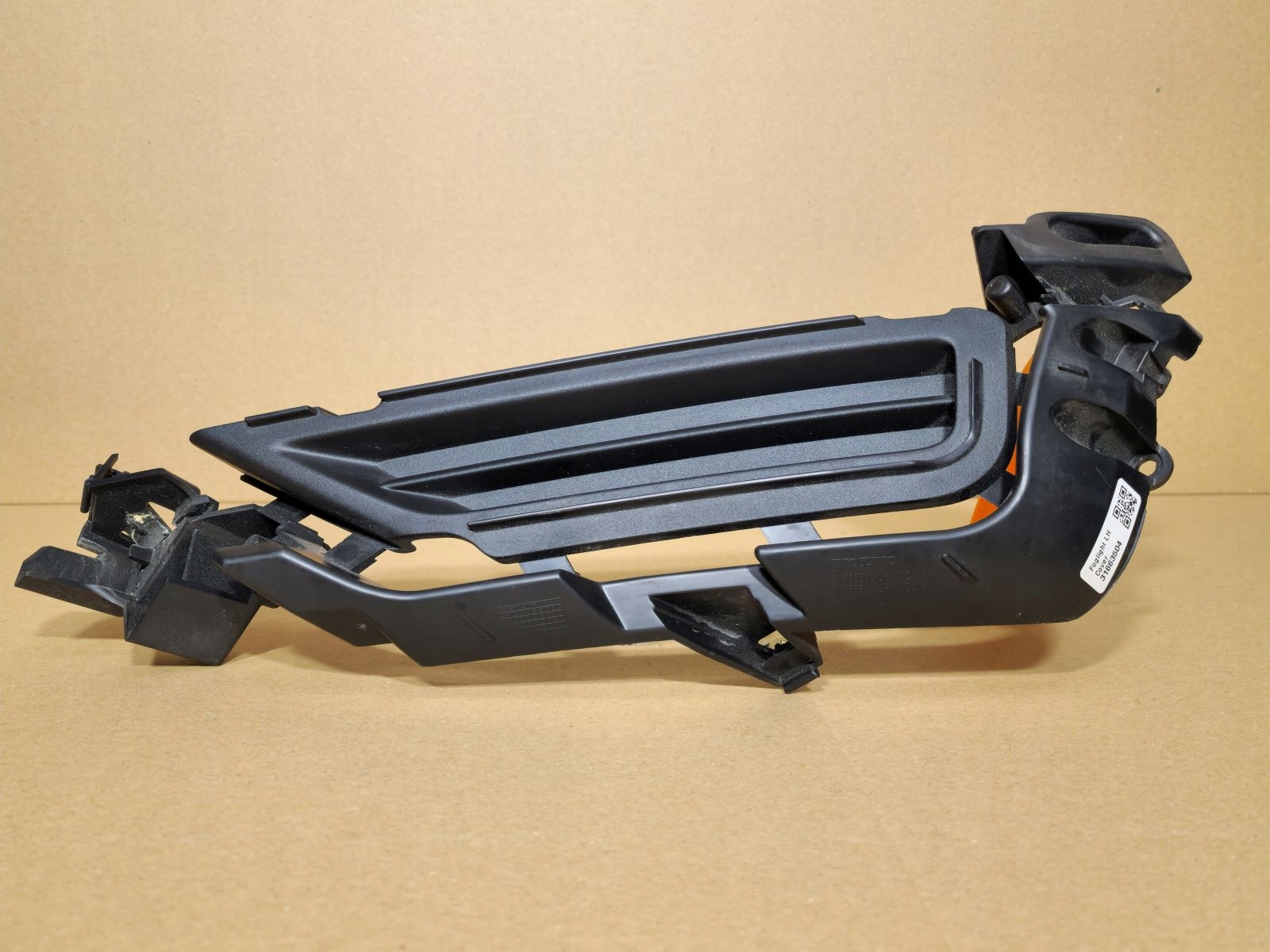 spoiler grid of a bumper left front VOLVO XC90 2020