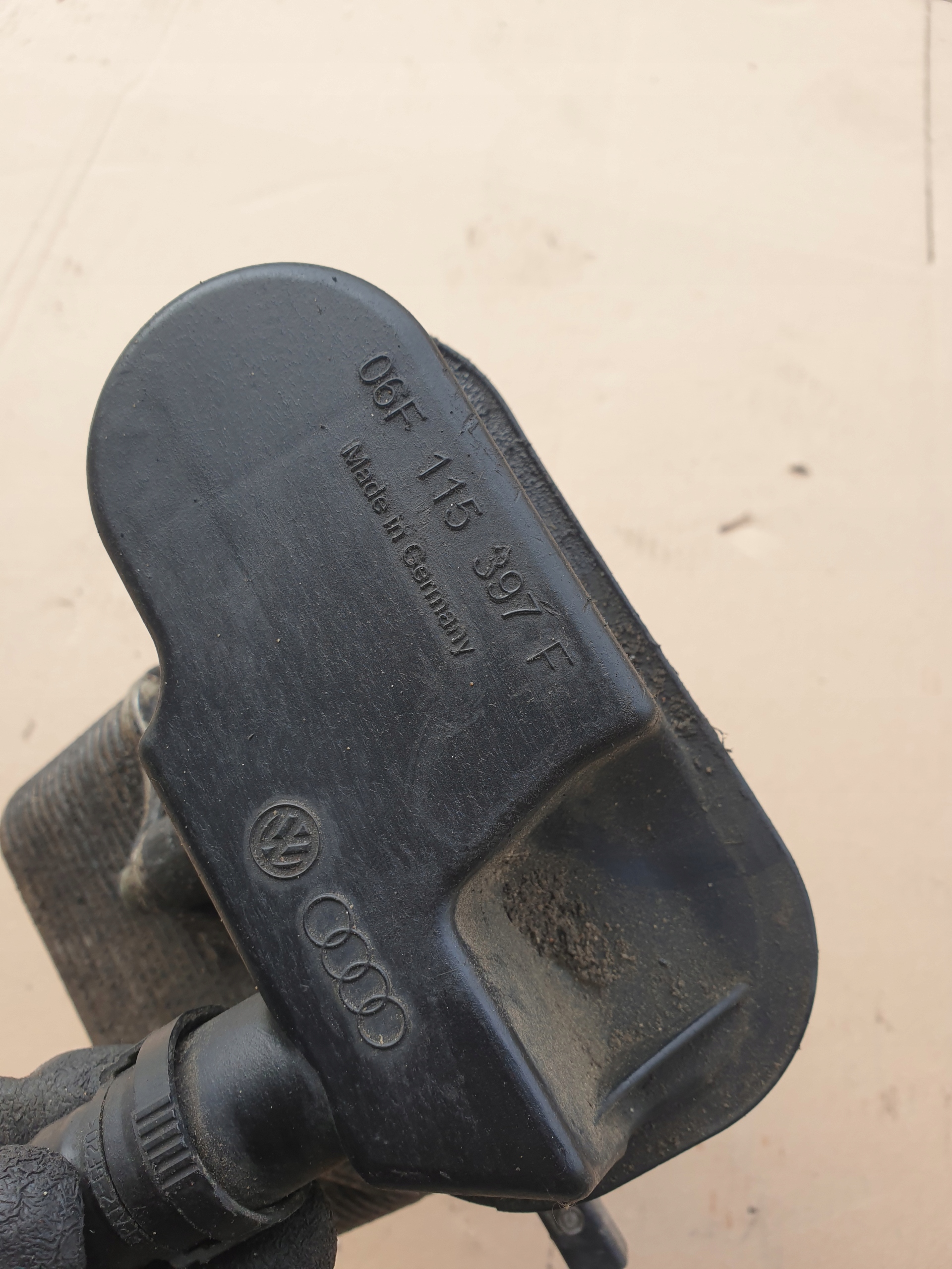OBUDOWA PODSTAWA FILTRA OLEJU A4 B7 06F115397F Part number 06F 115 397F