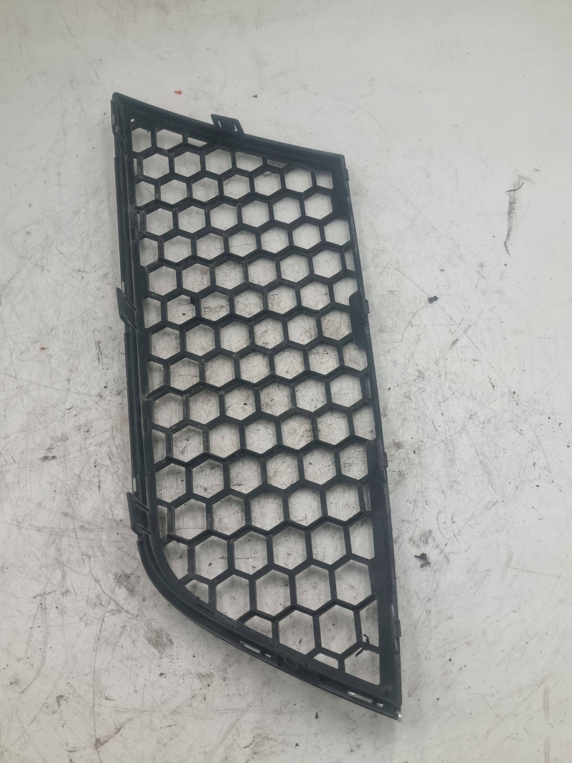 grid of a bumper Alfa Romeo Mito right front 156096088