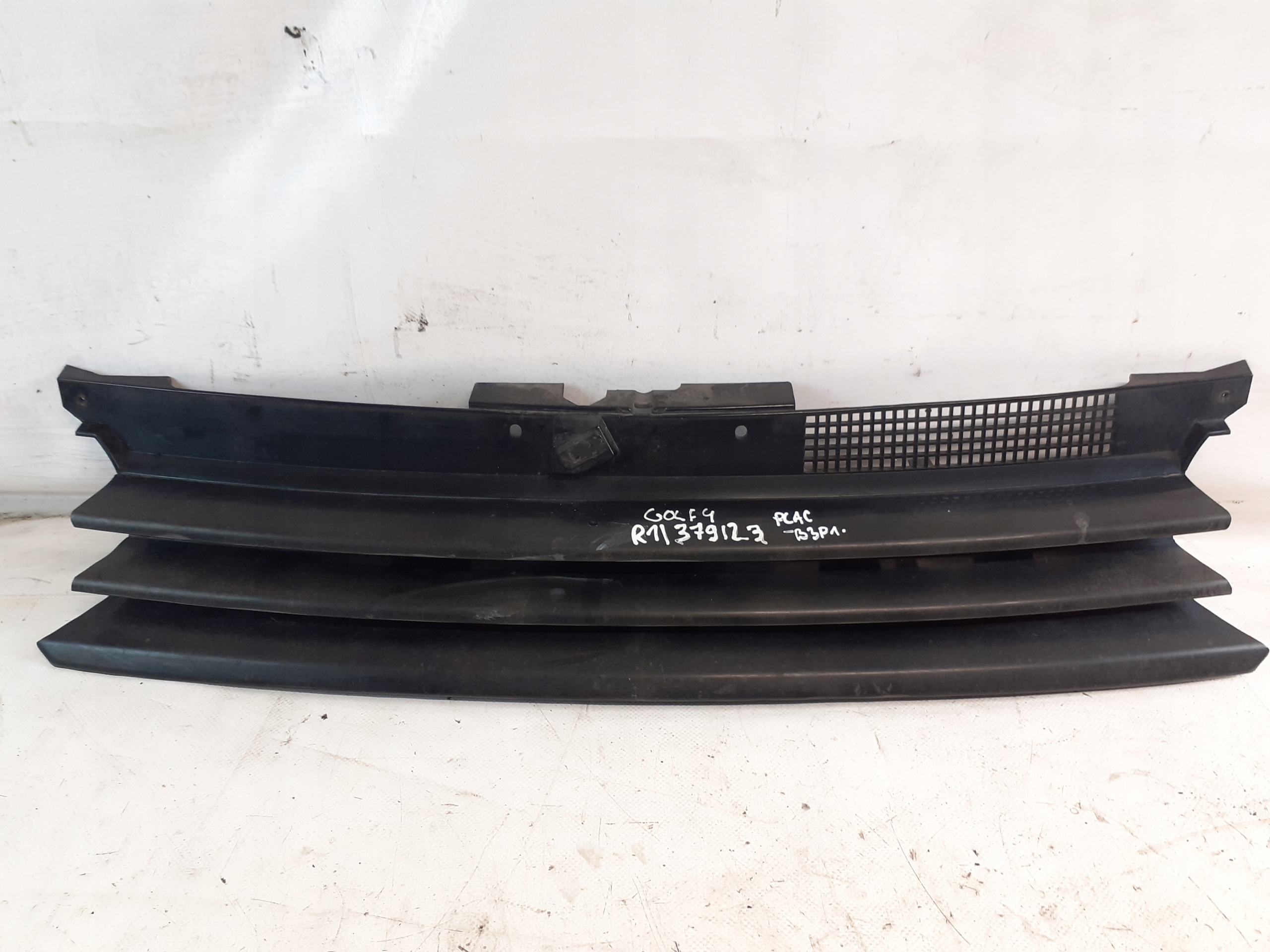 Grill ohne ZNACZKA VW GOLF 4 BLACK