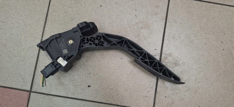 accelerator pedal potentiometer OPEL INSIGNIA B 84657611