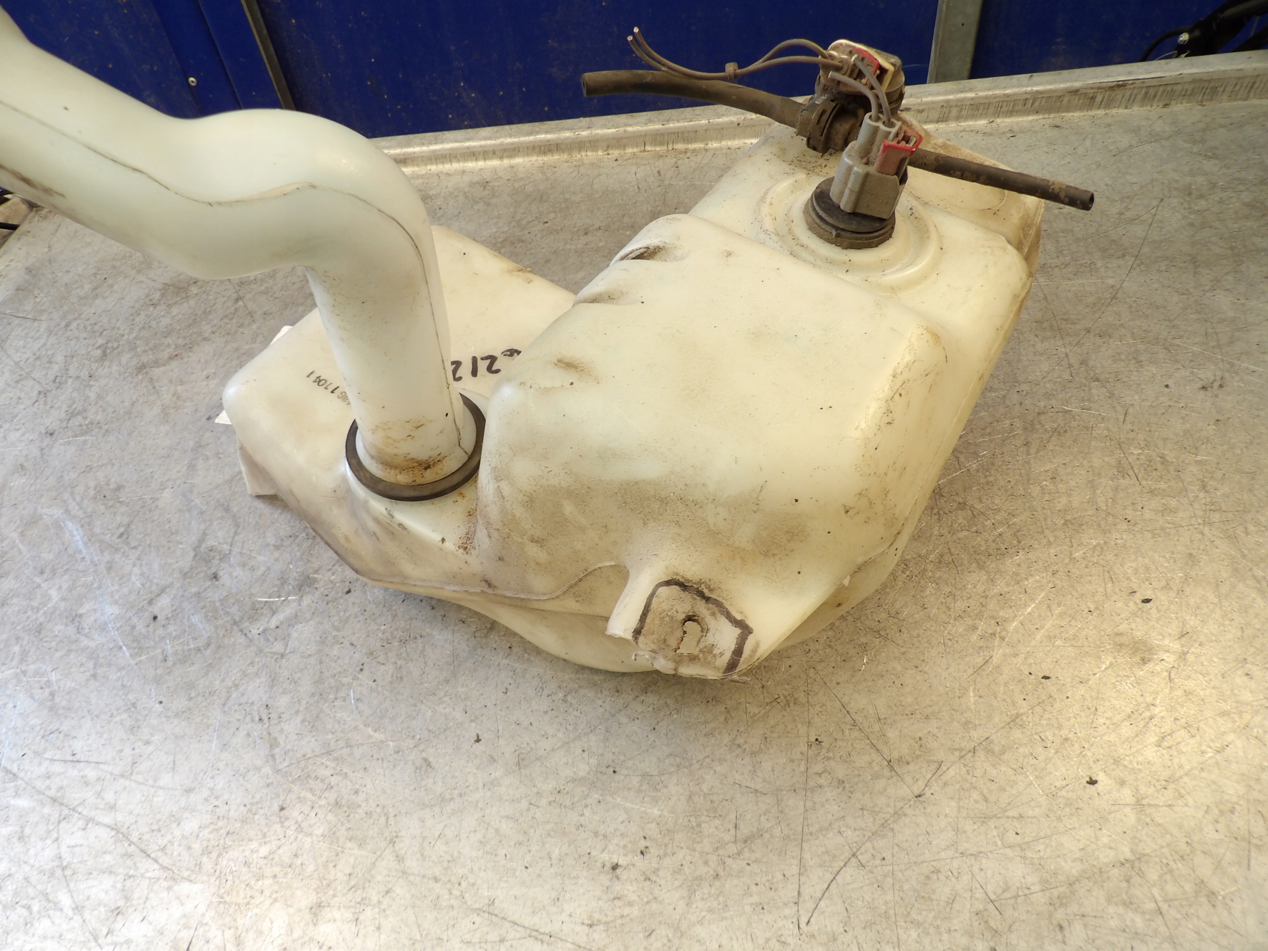 Chrysler Pacyfica washer fluid tank 04857906AA 04894274AA
