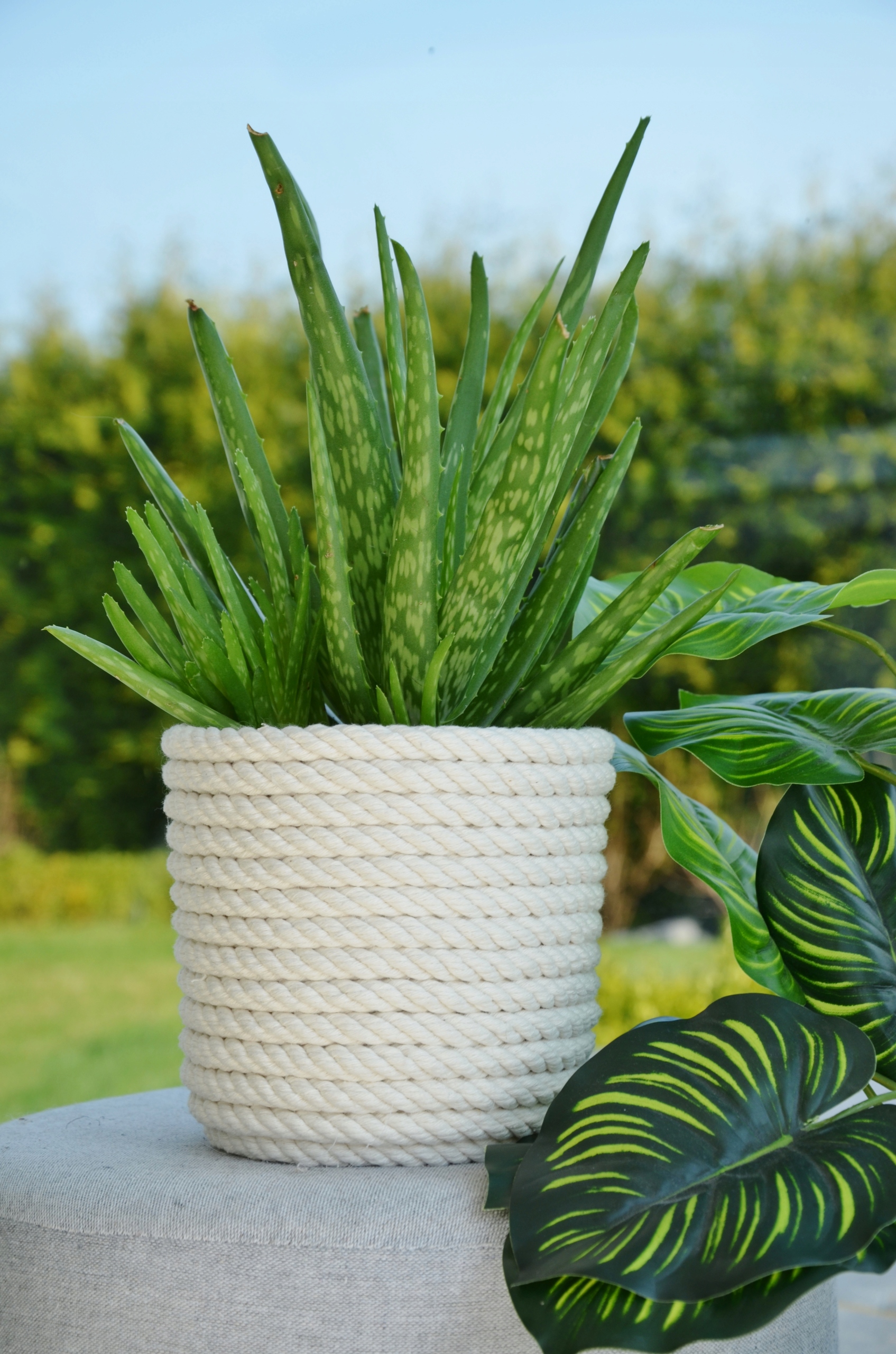 Květináč Bílý 28 cm provázek, minimalistický styl