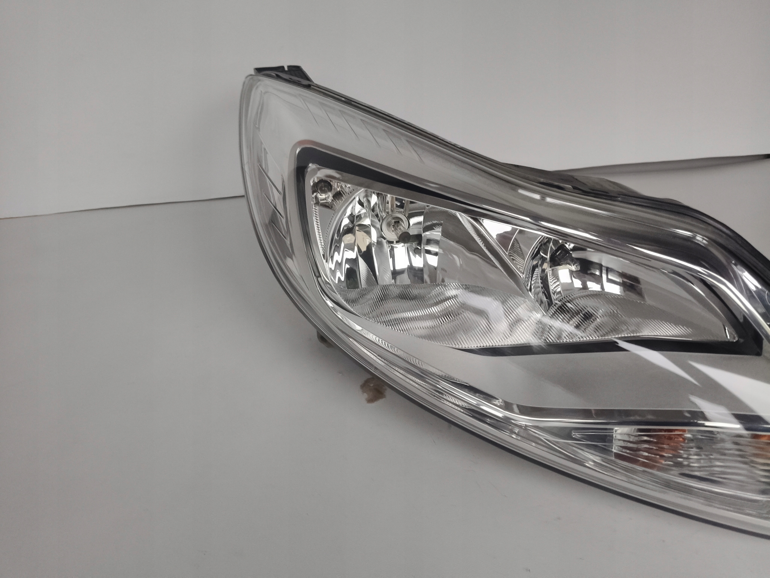 light right REFLEKTOR FORD FOCUS MK3 11-14