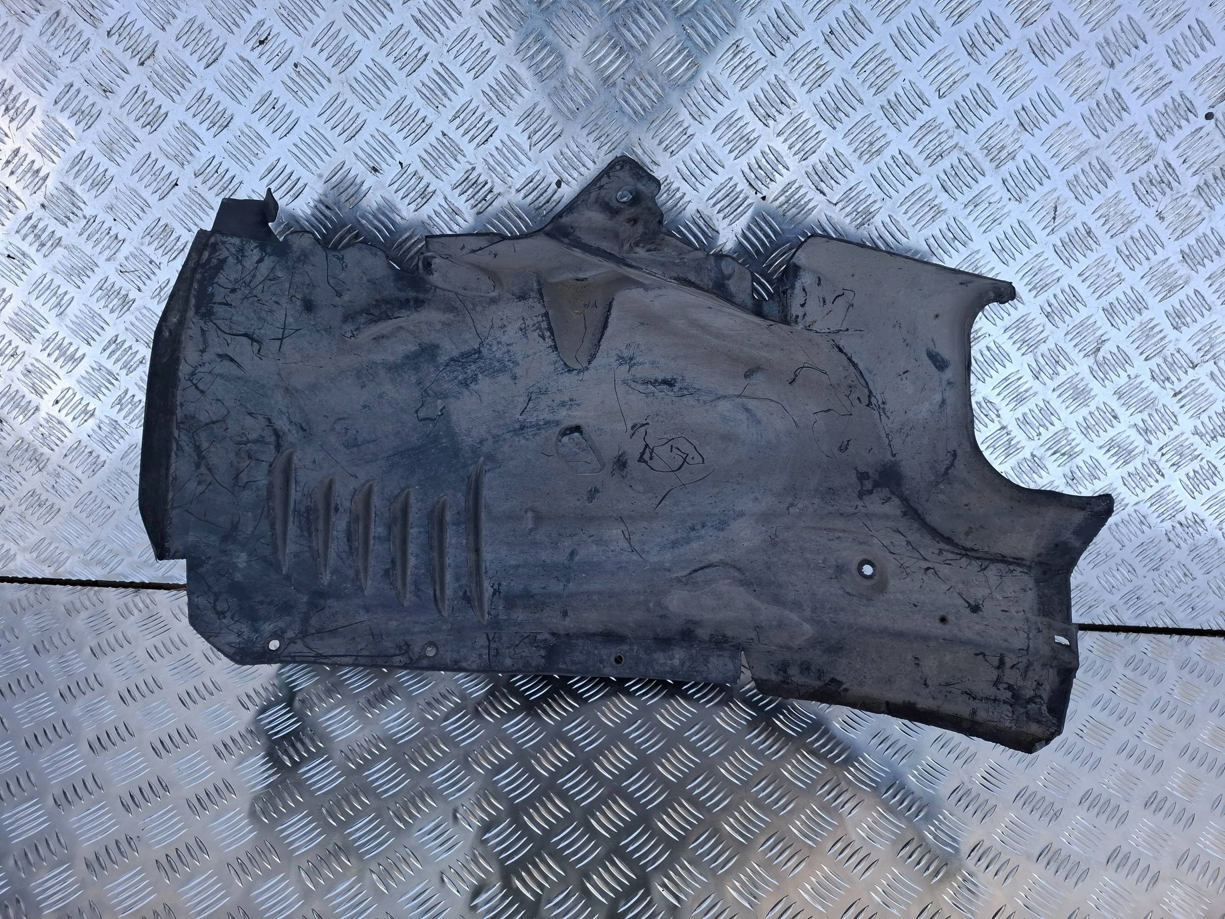 mudguard right front part front A2046905930 MERCEDES C KLASA W204 LIFT