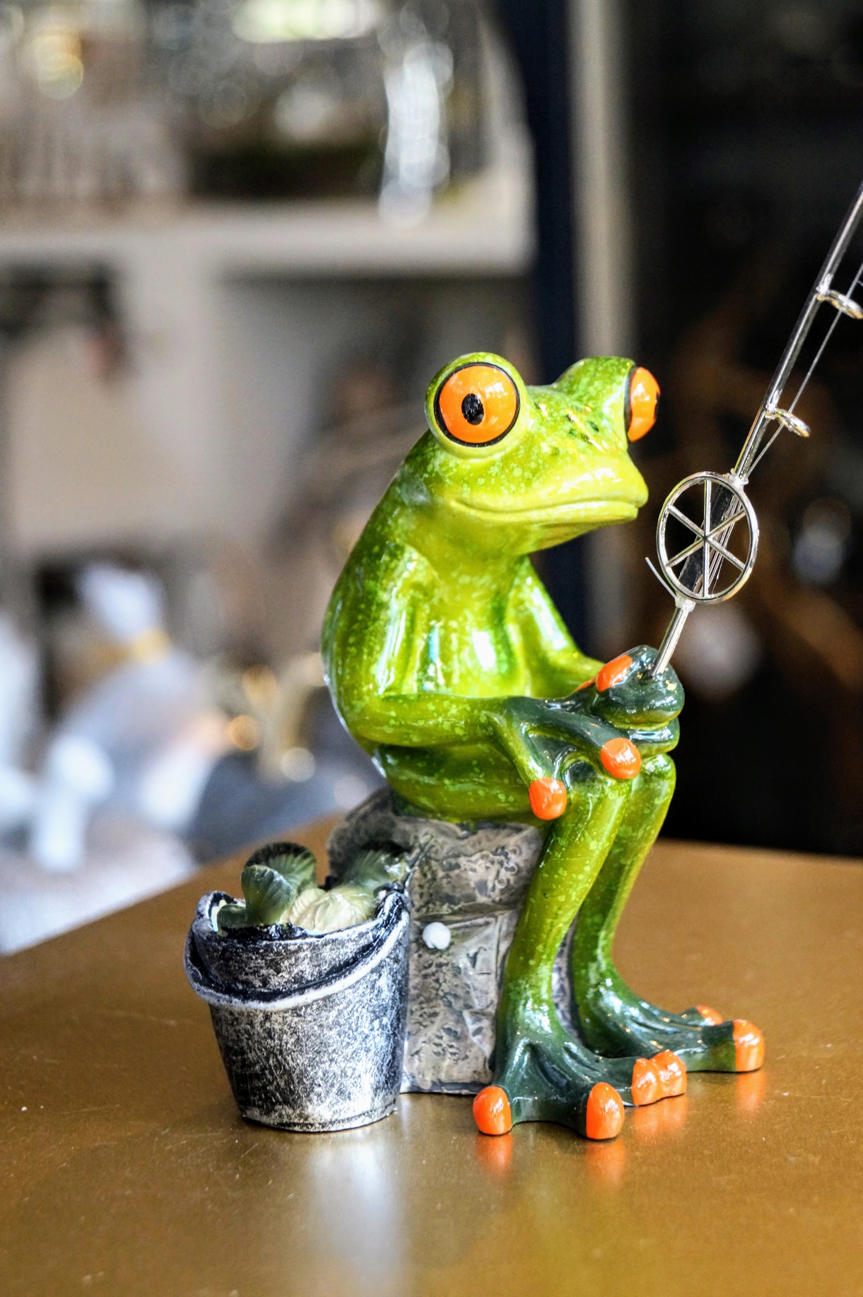 FIGURKA ŻABA WĘDKARZ SIEDZĄCA Wysokość produktu 18 cm