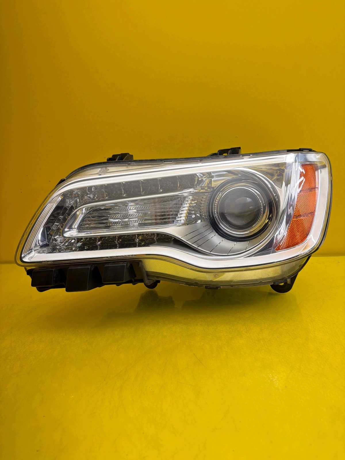 light left front Chrysler 300C II Lancia Thema Xenon 2011-2014 68042155AD