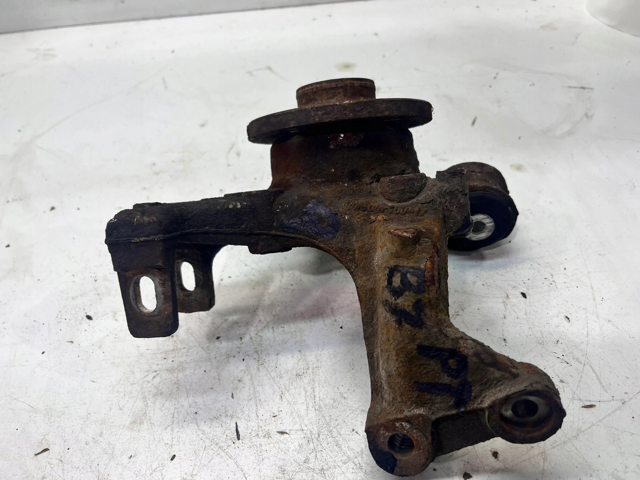 otoč čepu pravý záď AUDI A4 B7 8E0505432AL