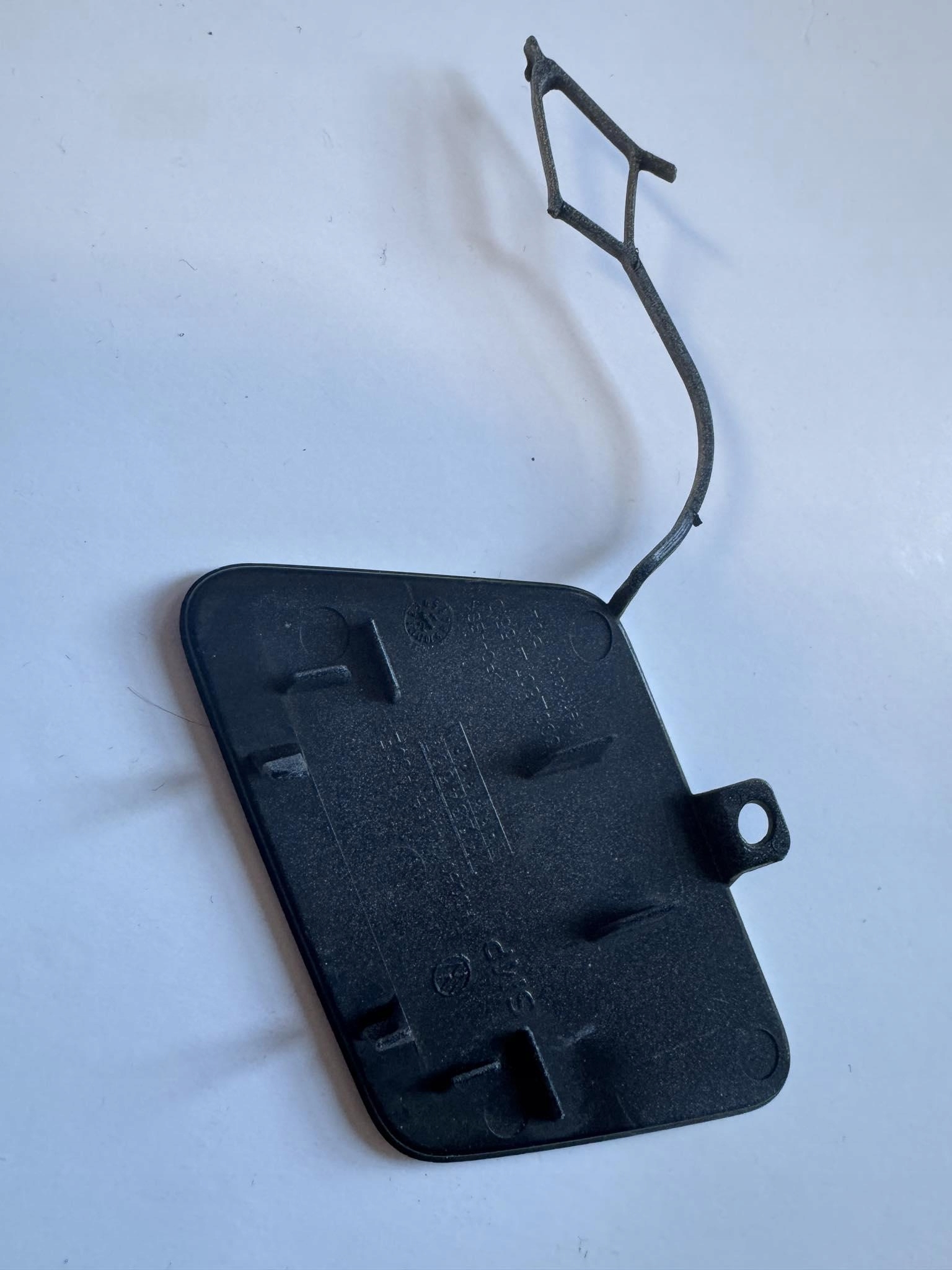 VW PASSAT B8 LIFT 21r. -> Abschleppöse der Stoßstange vorne 3G0807155D