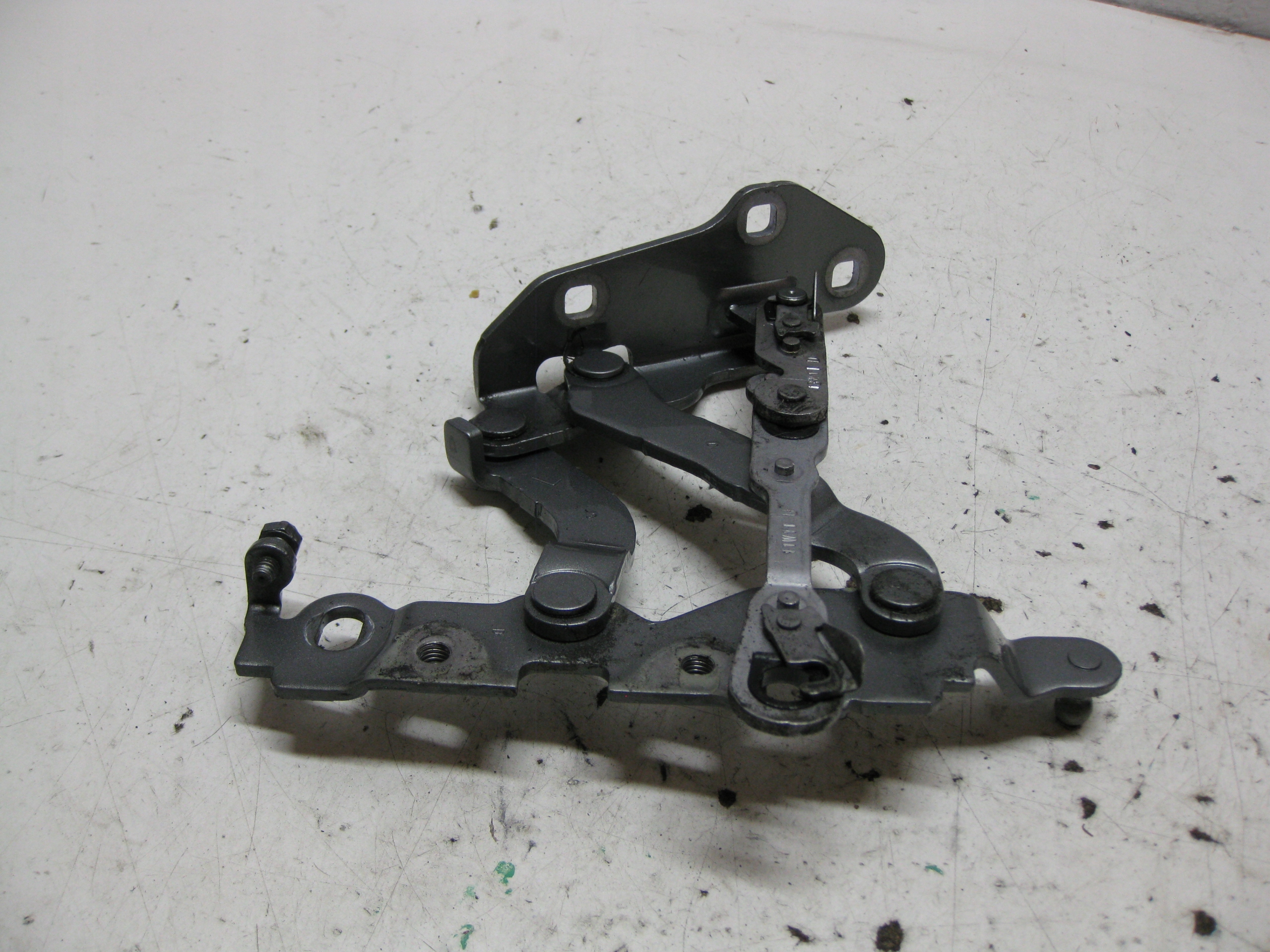 MERCEDES W207 3.0 CDI 11R hinge bonnets left A2048800128