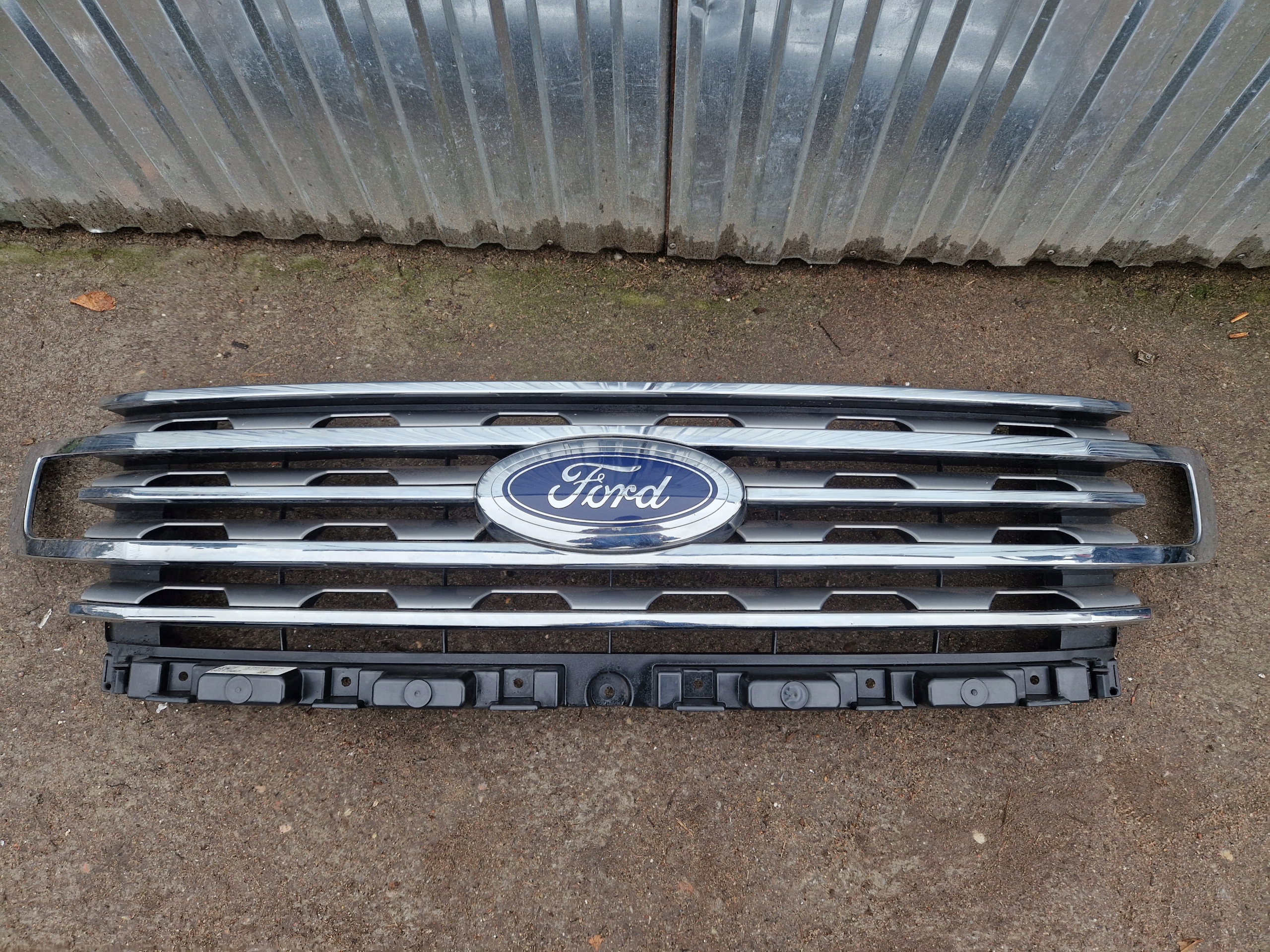 FORD EXPEDITION 2018 - 2021 решетка перед радиатора хром без камеры