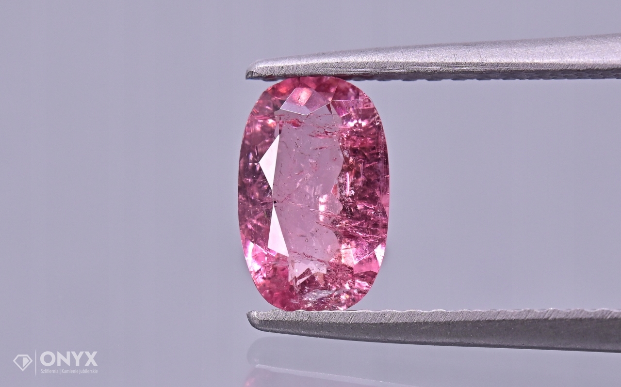 Turmalín fazetovaný cushion 8x5 mm