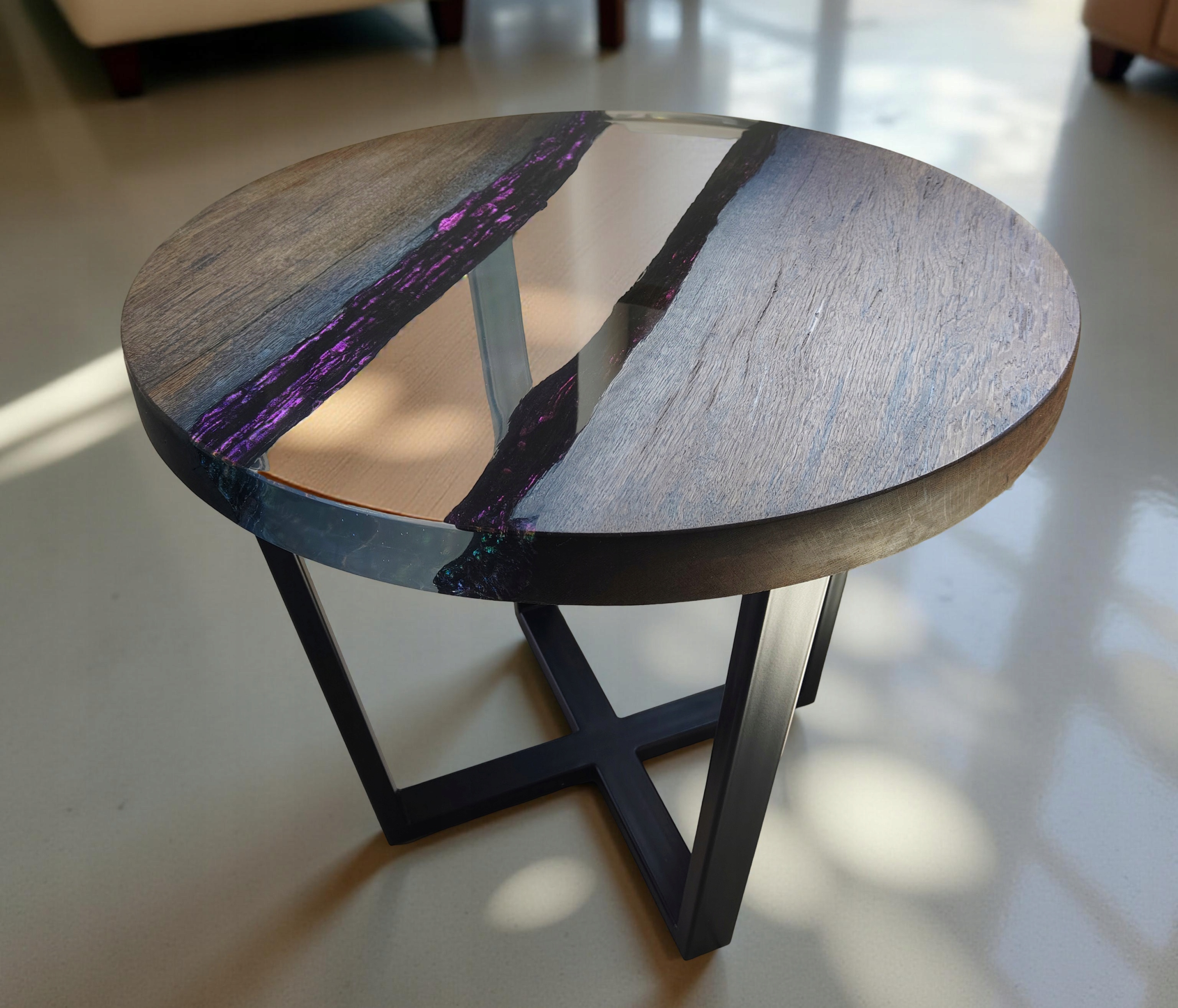 Kulatý stolek z černého dubu 1700 let a epoxidové pryskyřice