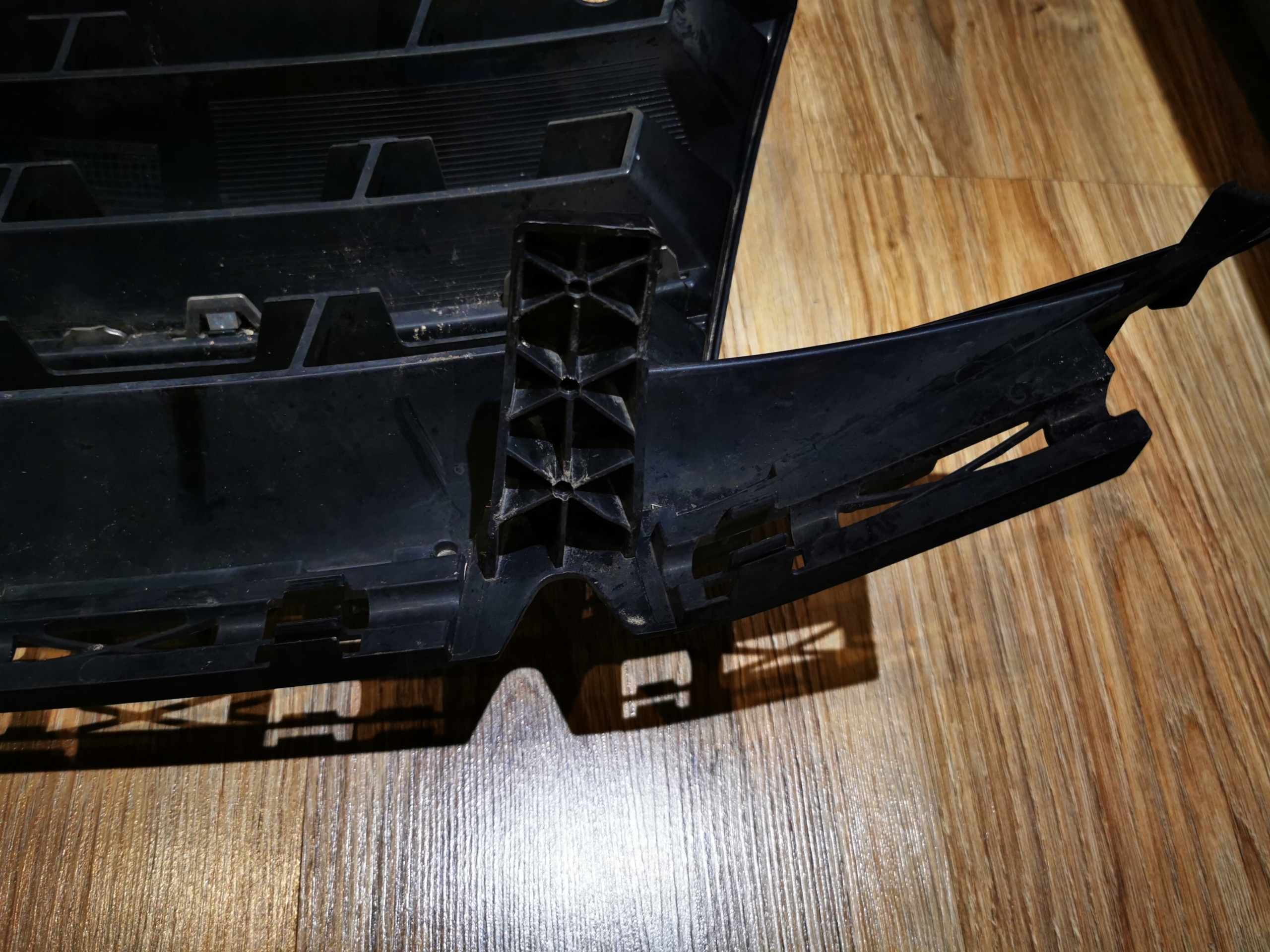 VW Caddy III Atrapa Grill 2K5 15 20 Version European