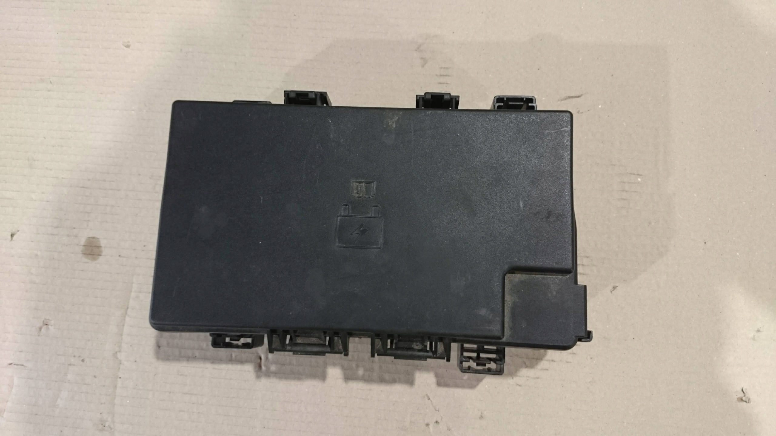 skrzynka obudowa bezpieczników Grand Cherokee KW2