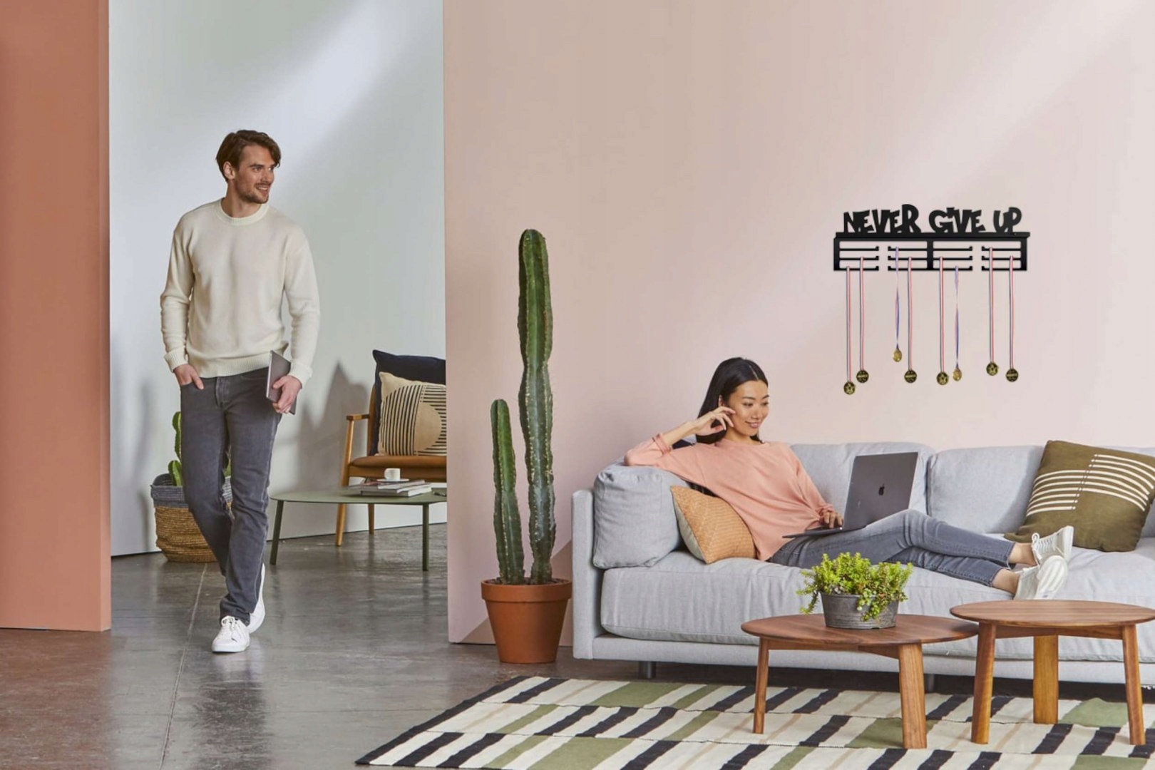 Wieszak na medale NEVER GIVE UP Szerokość mebla 60 cm