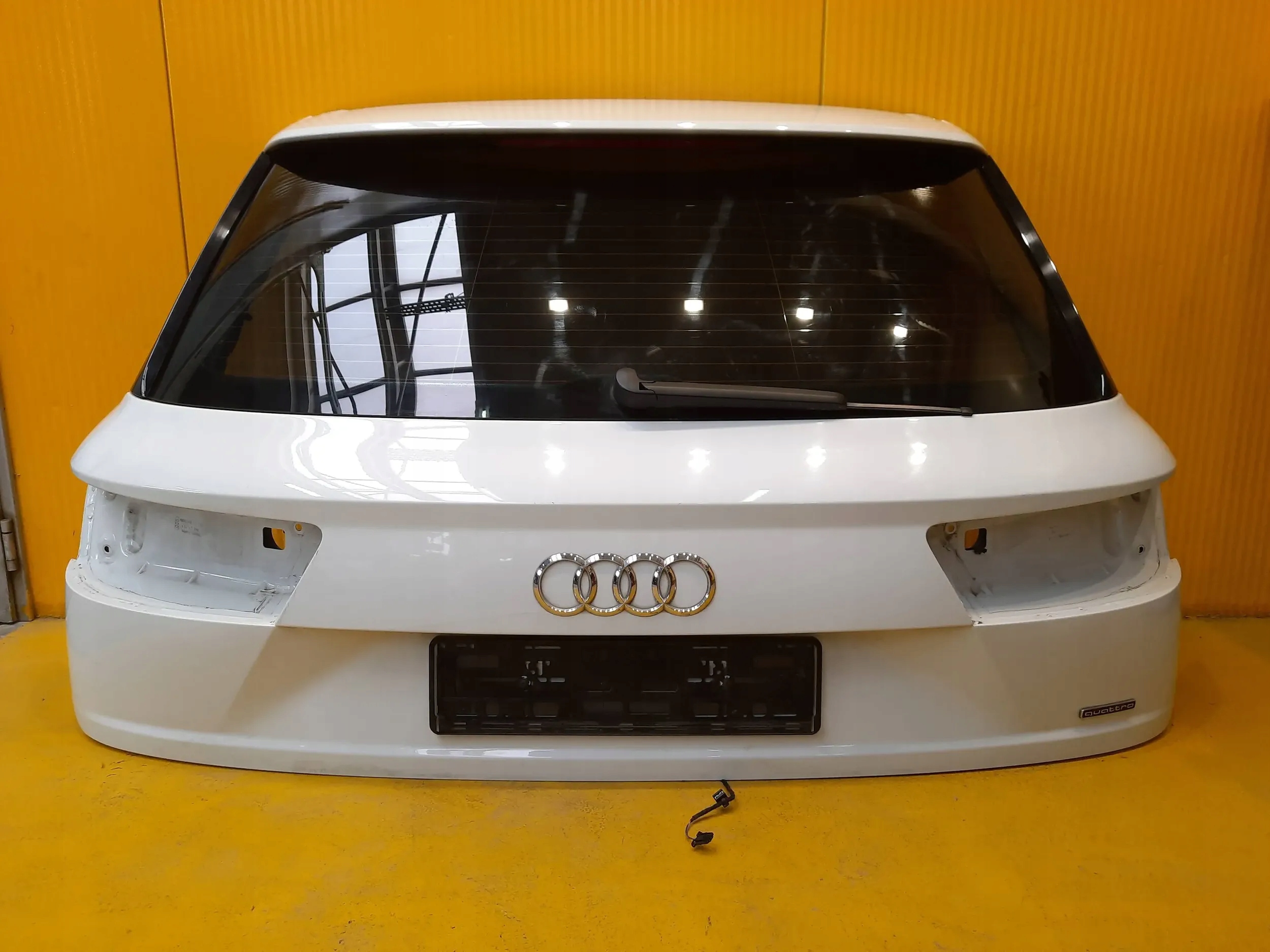 Audi Q7m КРЫШКА БАГАЖНИКА Ls94