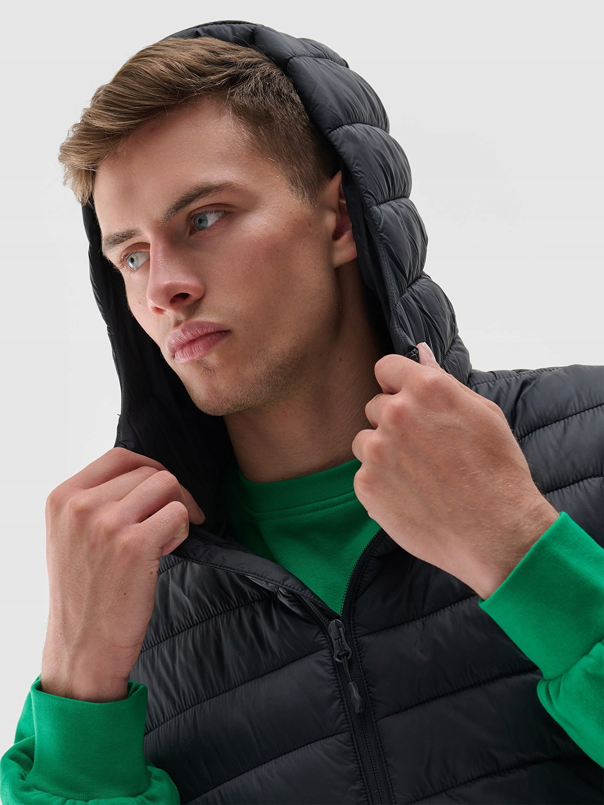 BEZRĘKAWNIK PUCHOWY MĘSKI 4F Z KAPTUREM KAMIZELKA PUCHOWA ROZMIAR XXL Marka 4F