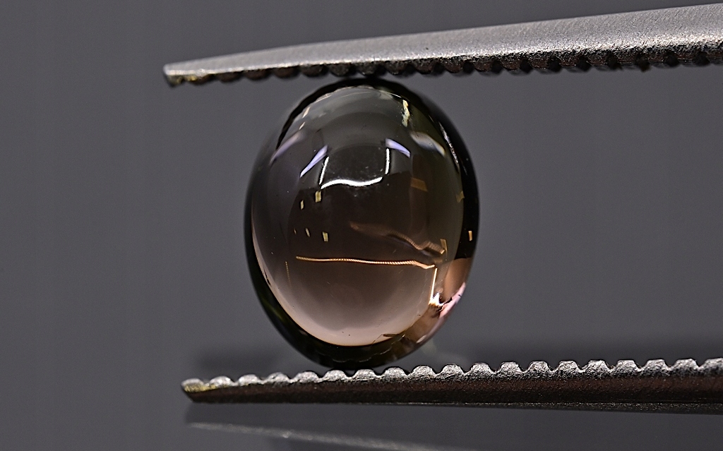 Turmalín kabošon ovál 6,5x5,2 mm