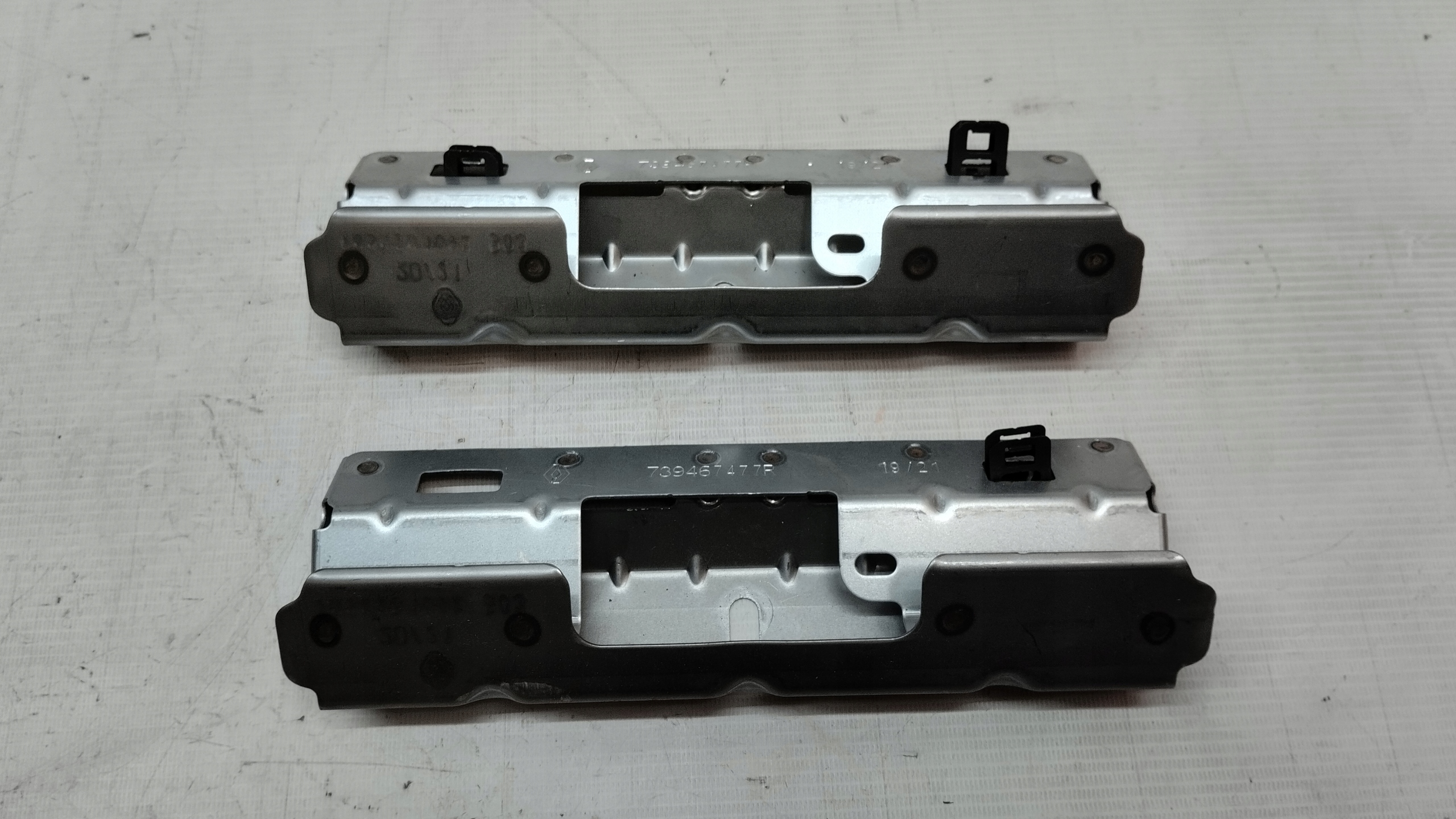 739467477R - КРОНШТЕЙН ДЛЯ КРЕПЛЕНИЯ ЗАНАВЕСОК / СОФИТОВ CAPTUR II